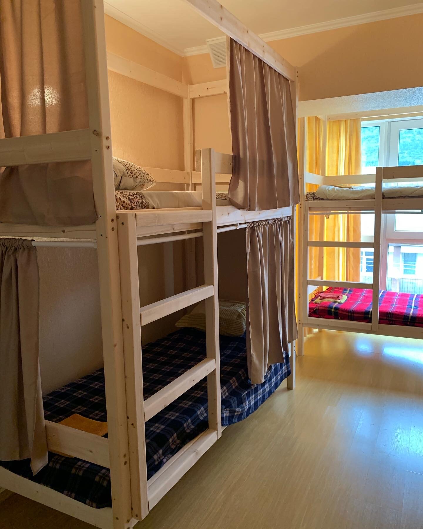 Спальное место на двухъярусной кровати в общем номере для мужчин