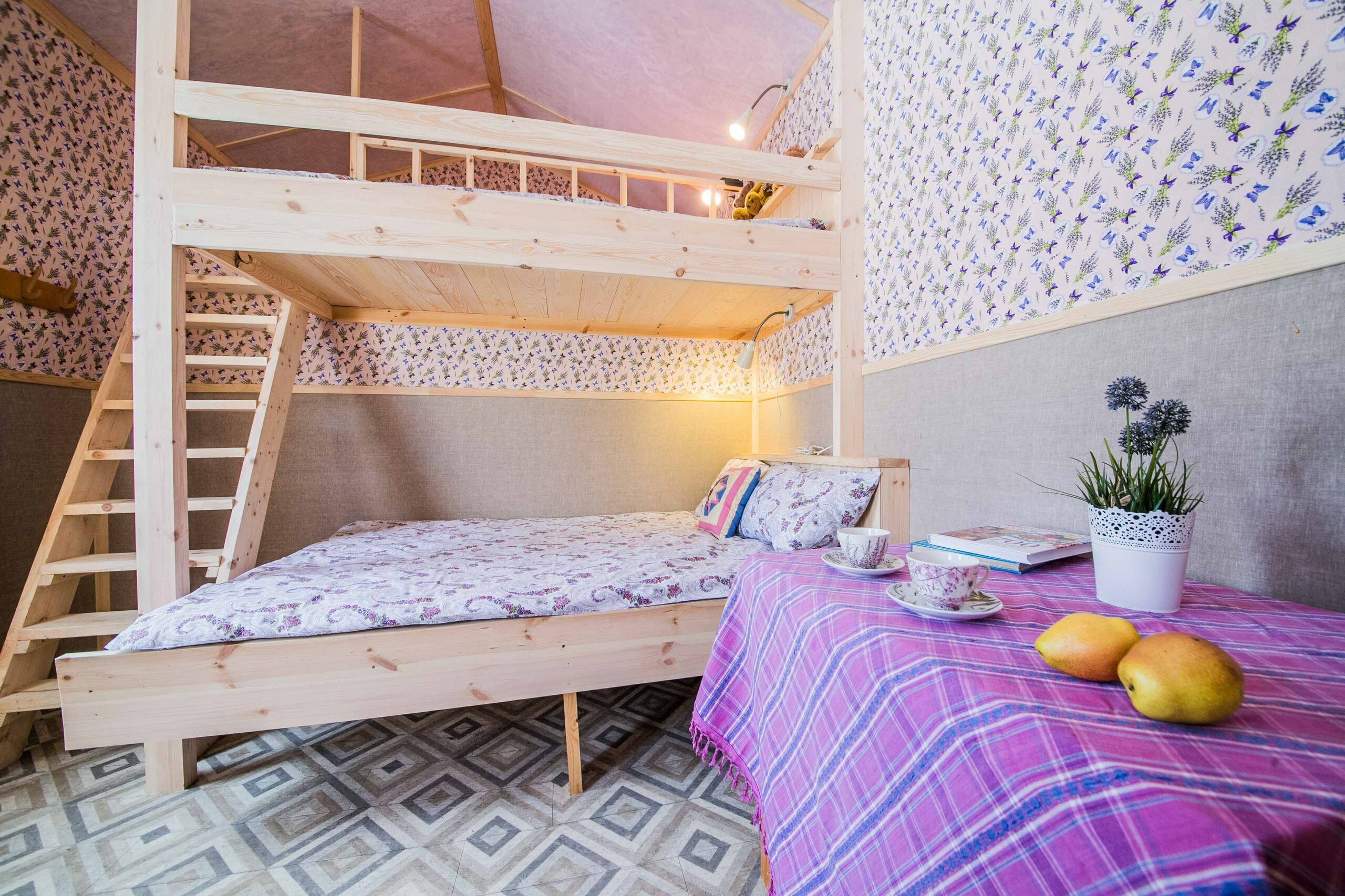 Четырехместный номер эконом-класса с общей ванной комнатой