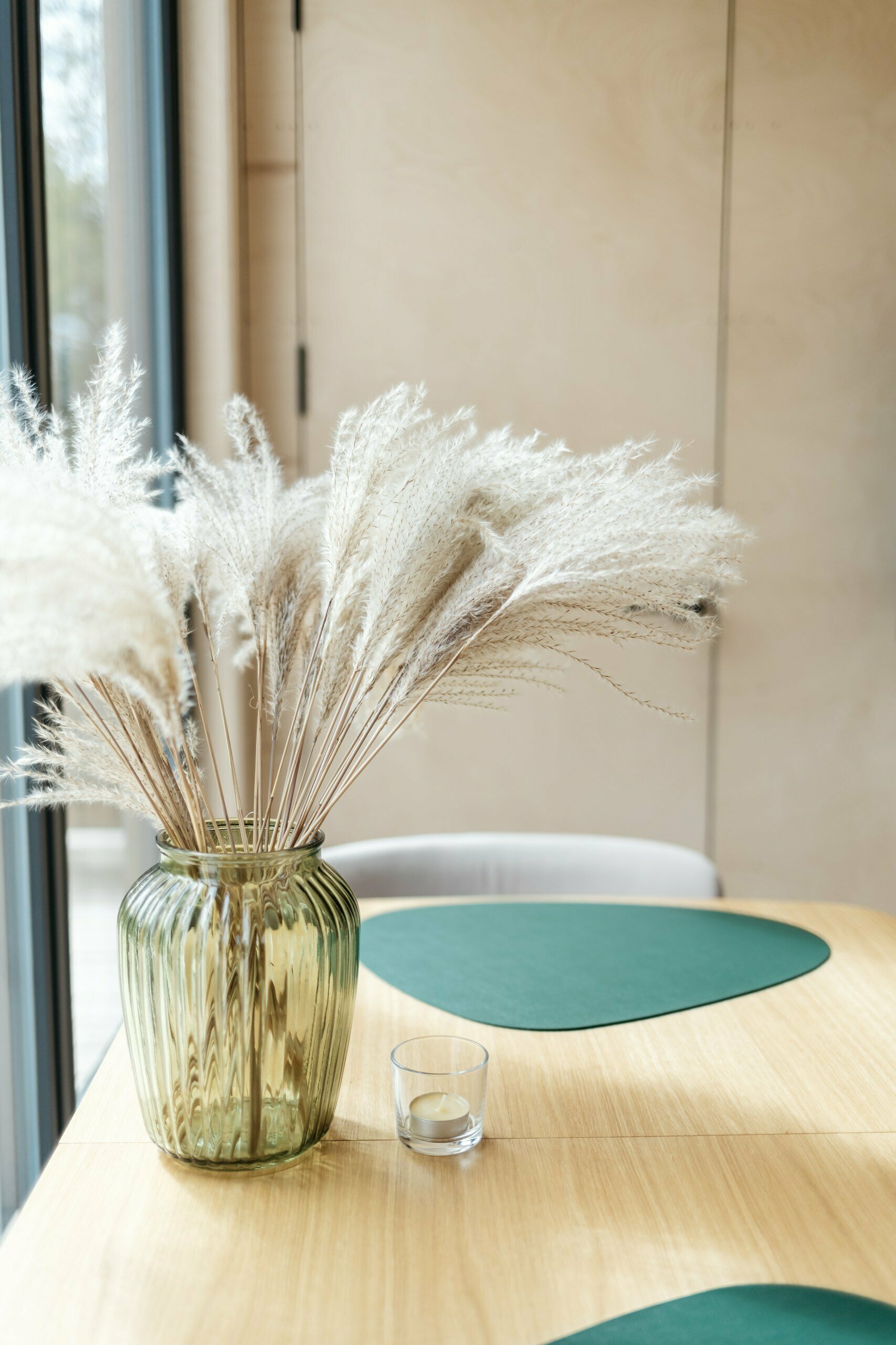 Дом с панорамными окнами и видом на лес