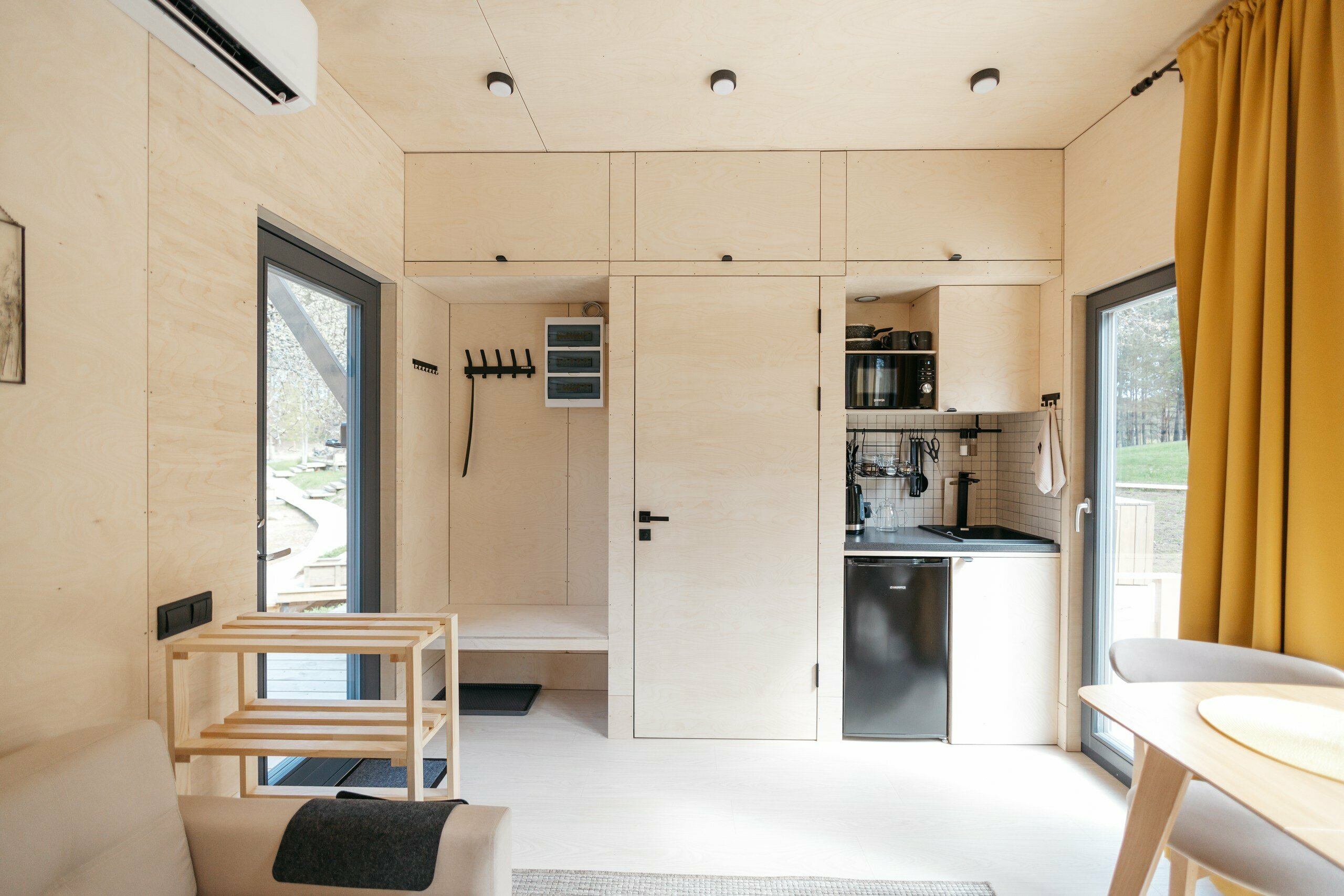 Дом с панорамными окнами и видом на лес