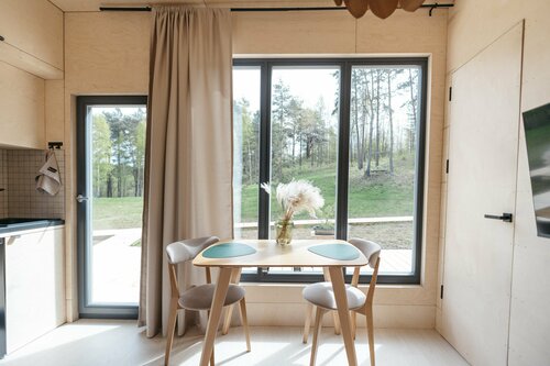 Дом с панорамными окнами и видом на лес