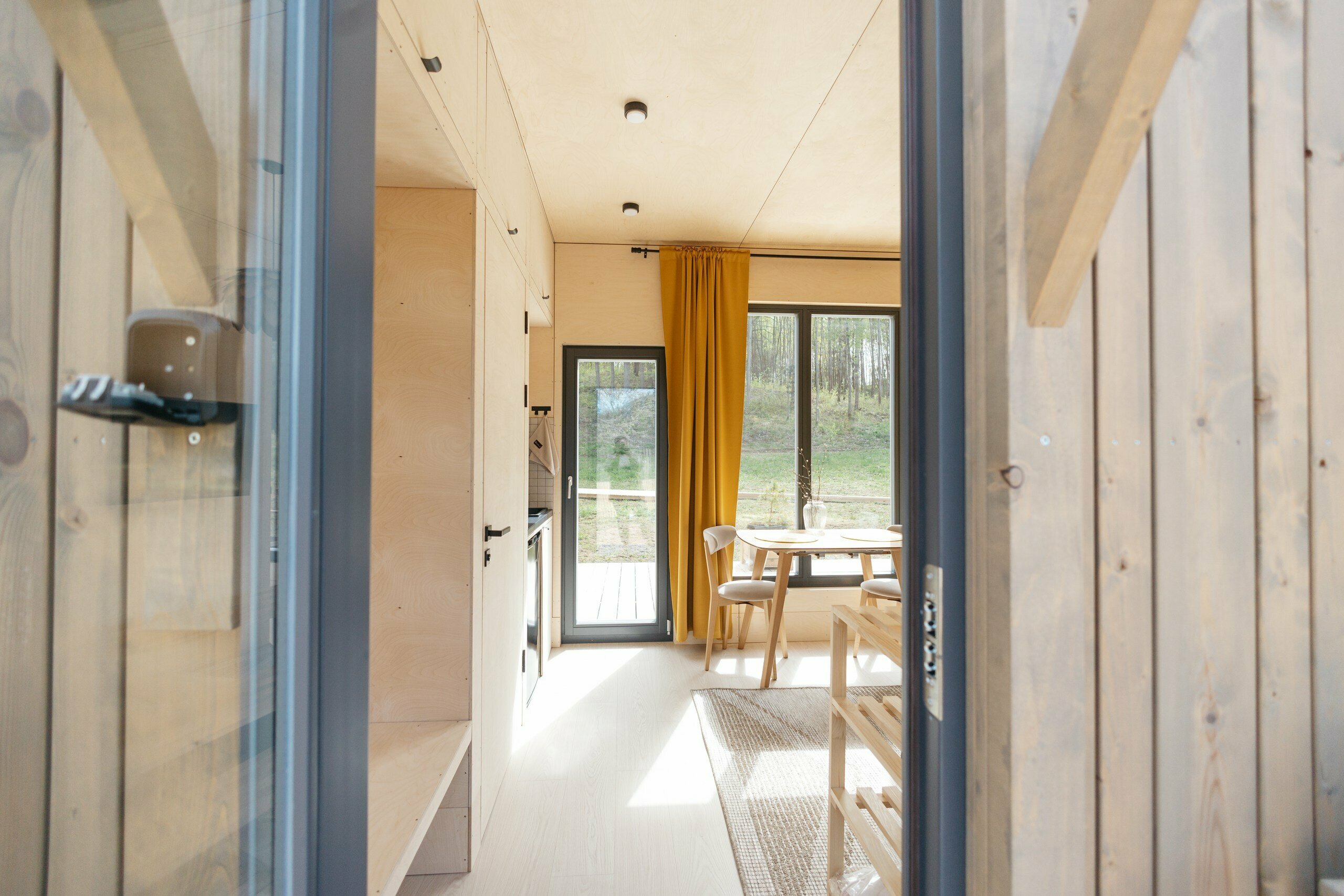 Дом с панорамными окнами и видом на лес