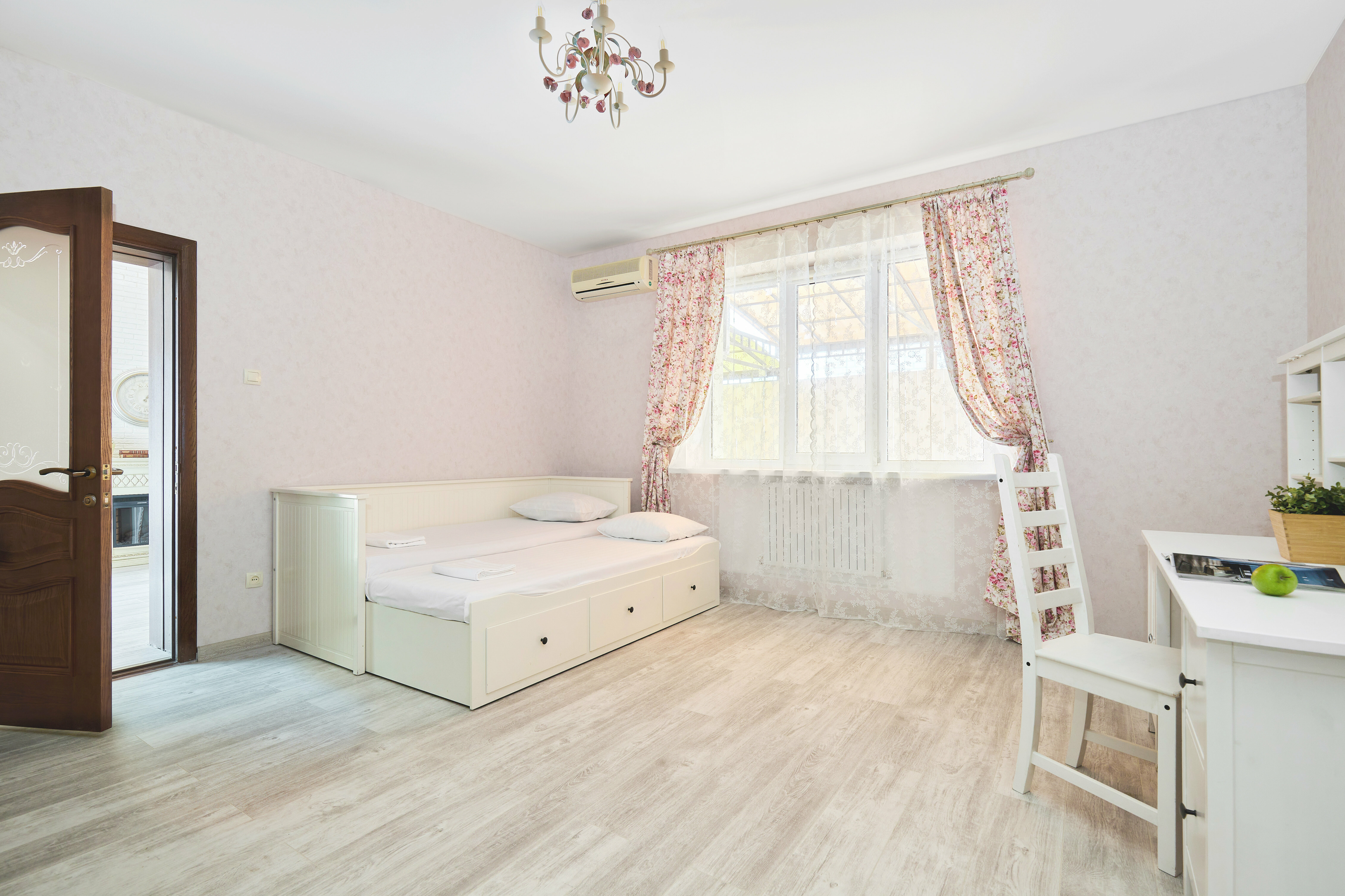 Семейный номер с общей ванной комнатой