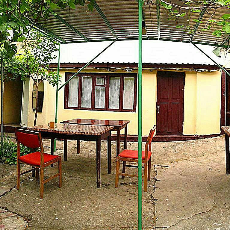 Четырехместный номер эконом-класса с общей ванной комнатой