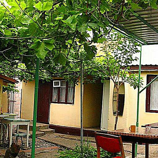 Четырехместный номер эконом-класса с общей ванной комнатой