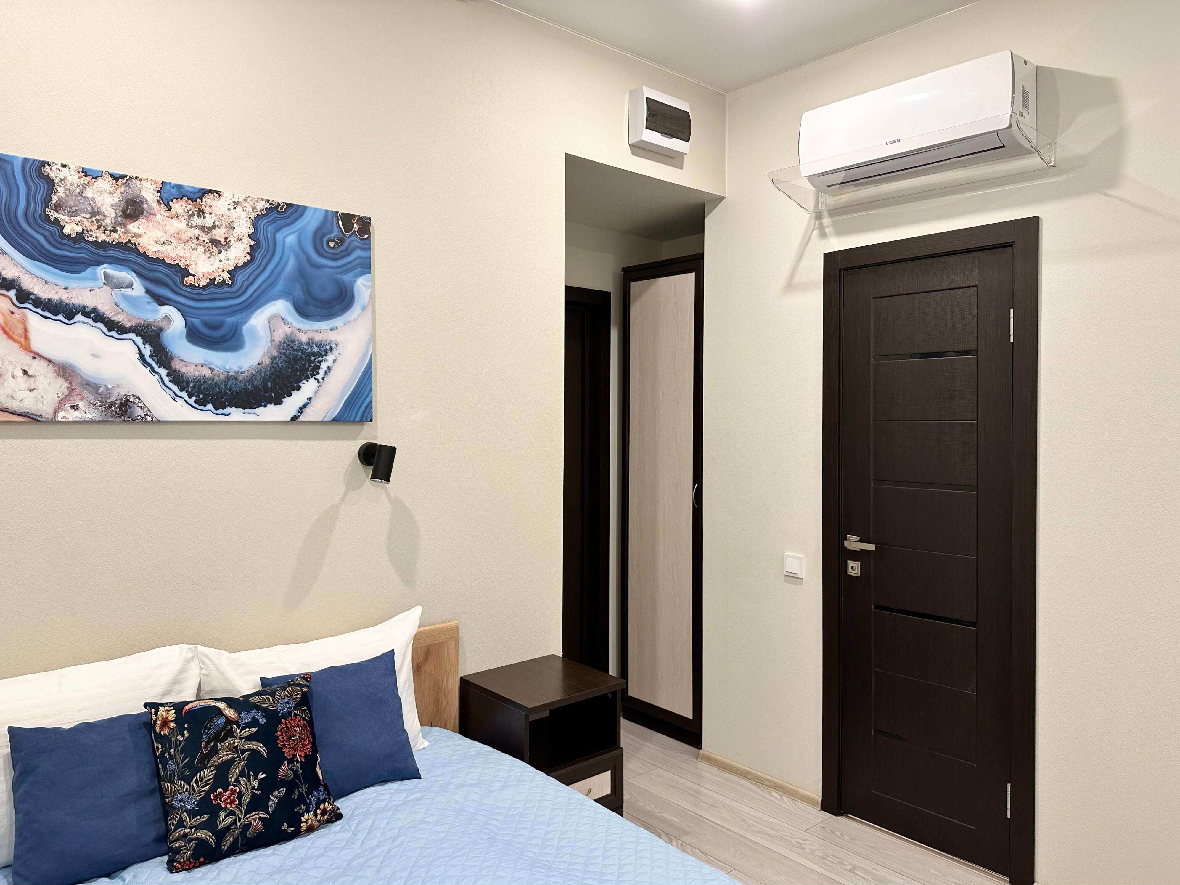 Двухместный номер с двуспальной кроватью и дополнительной кроватью