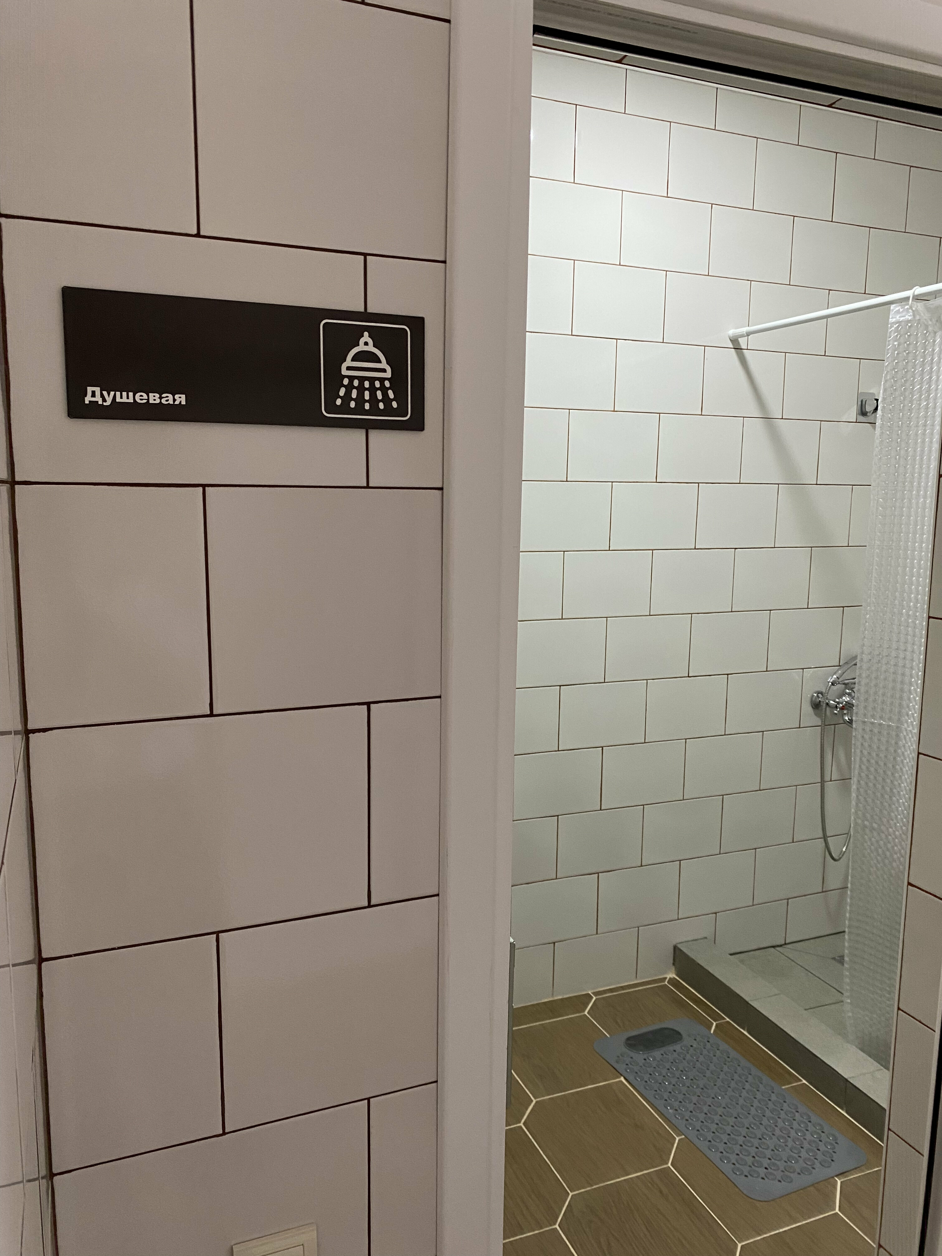 Кровать в общем 6-местном номере для мужчин и женщин