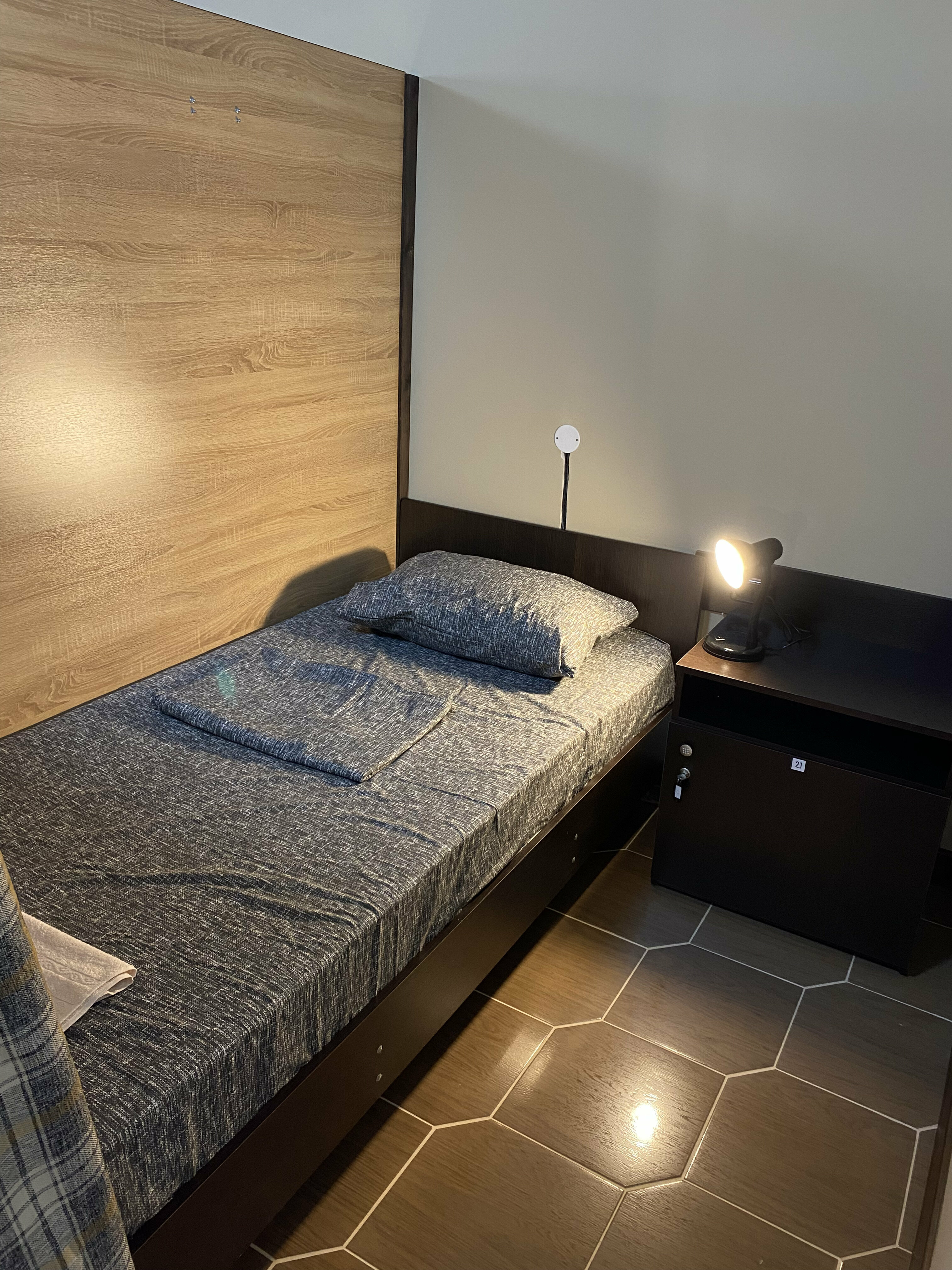 Кровать в общем 6-местном номере для мужчин и женщин