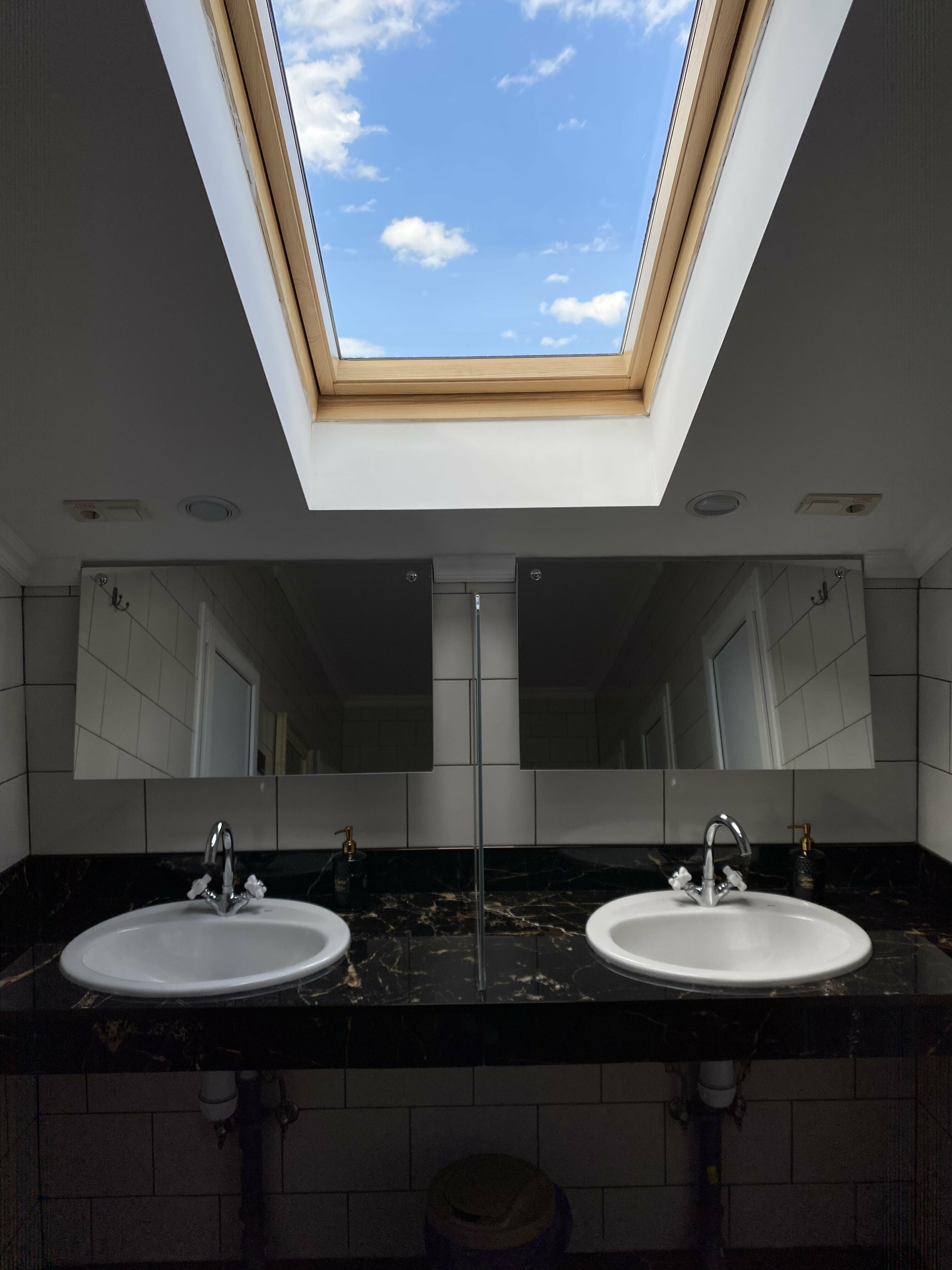 Кровать в общем 6-местном номере для мужчин и женщин