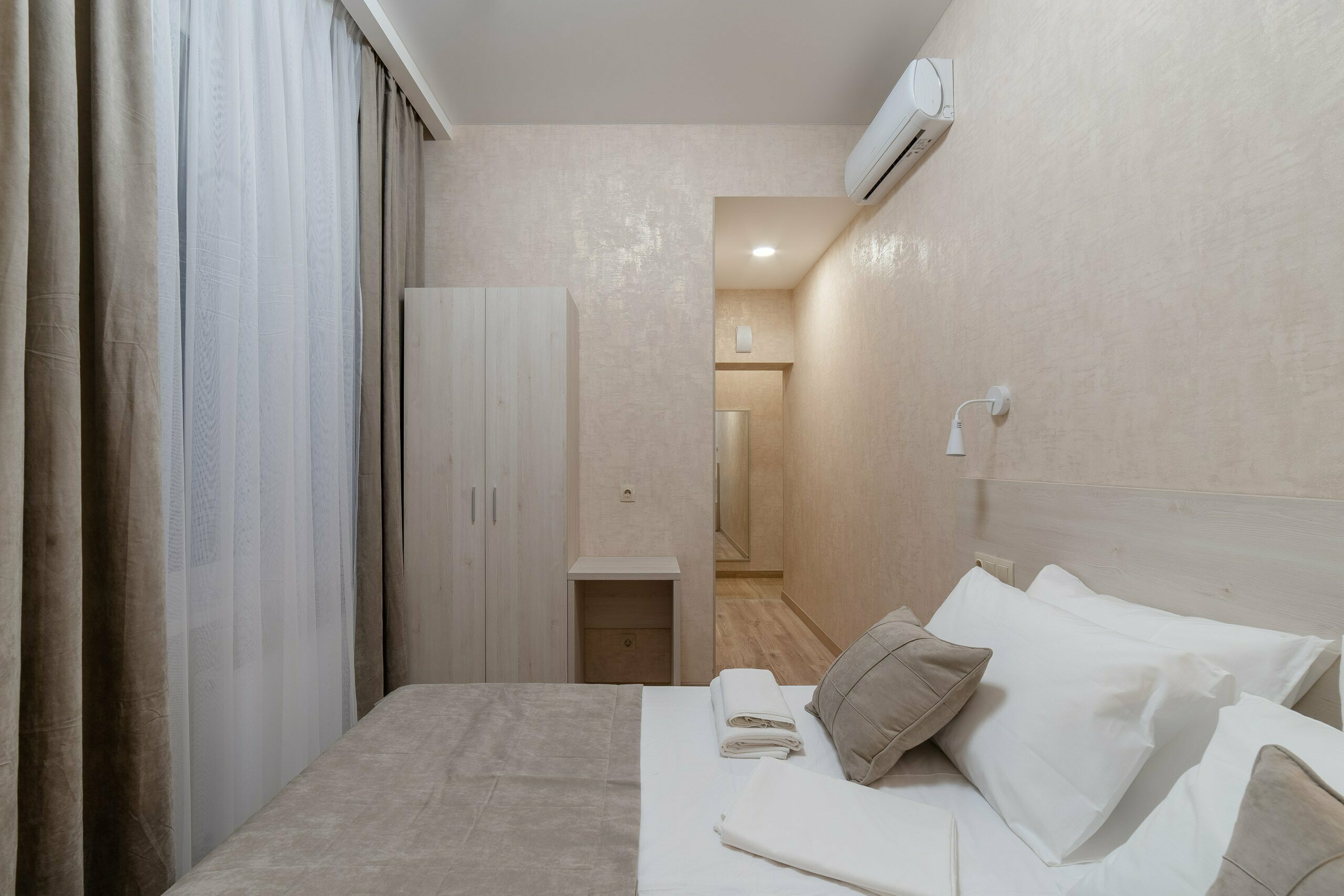 №102 Улучшенный двухместный номер с  1 -й двухспальной кроватью или двумя раздельными кроватями