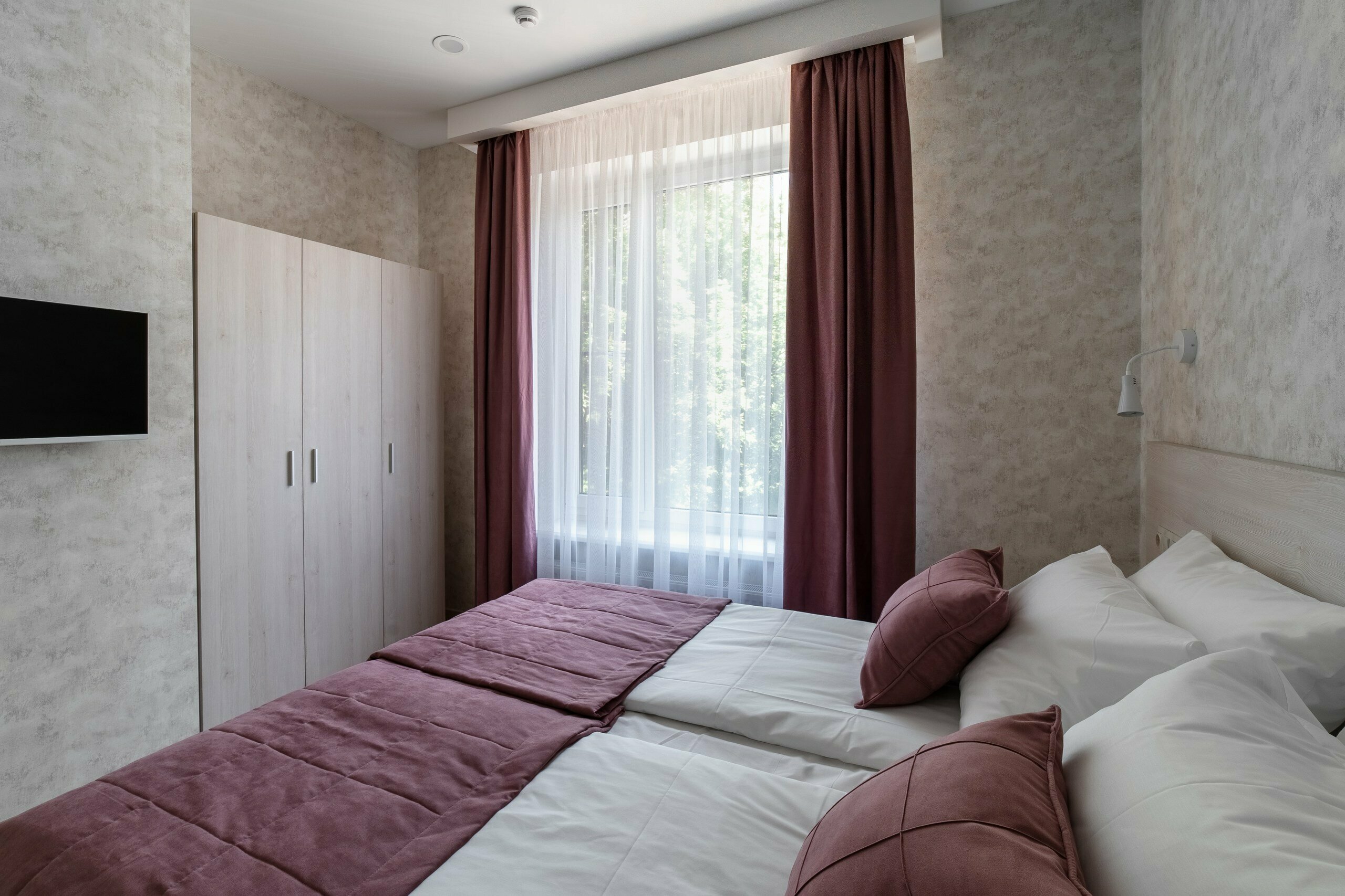 № 203 Улучшенный двухместный номер с 1-й двухспальной кроватью ,или 2-мя раздельными кроватями