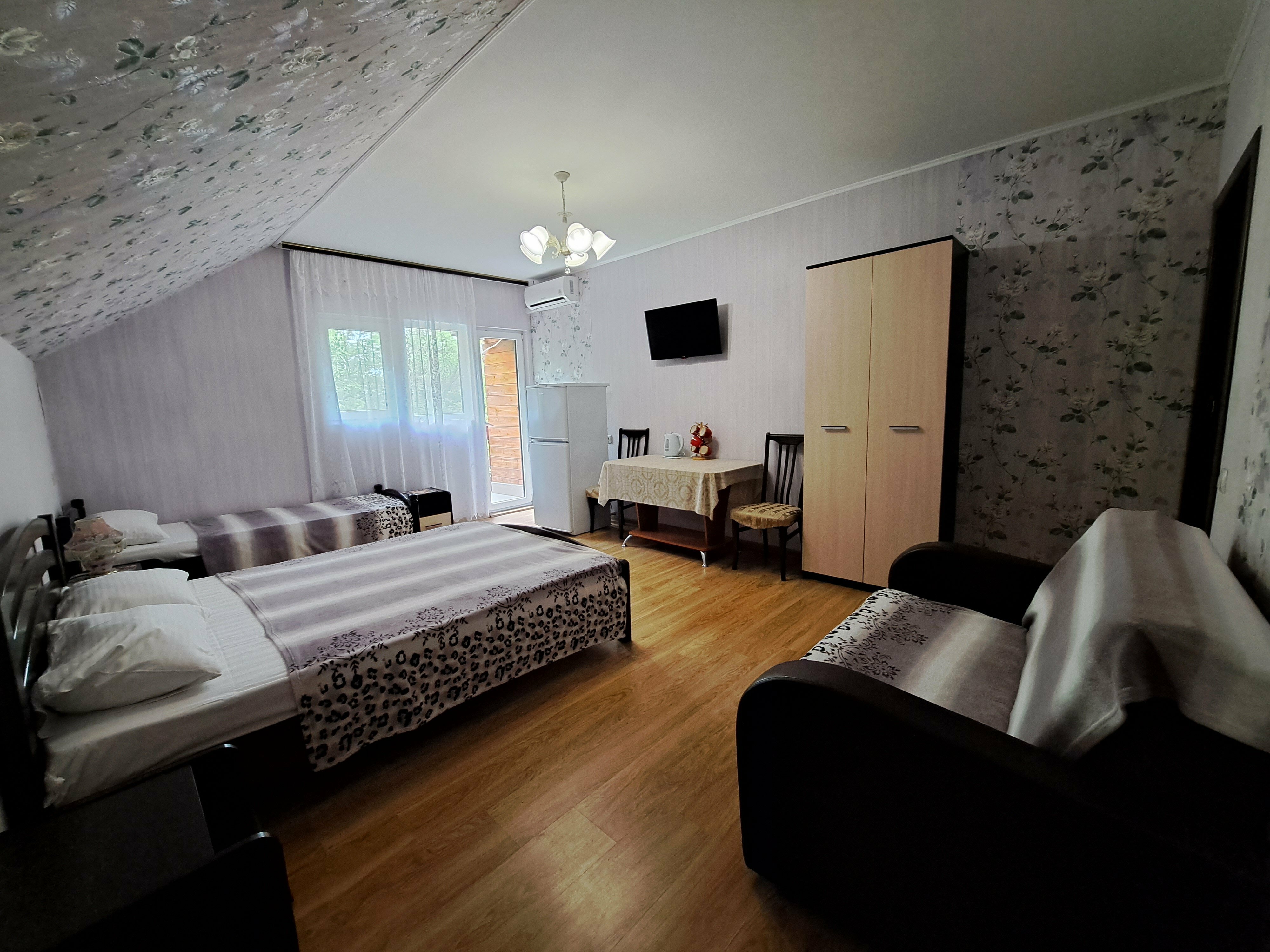 Трехместный номер с балконом