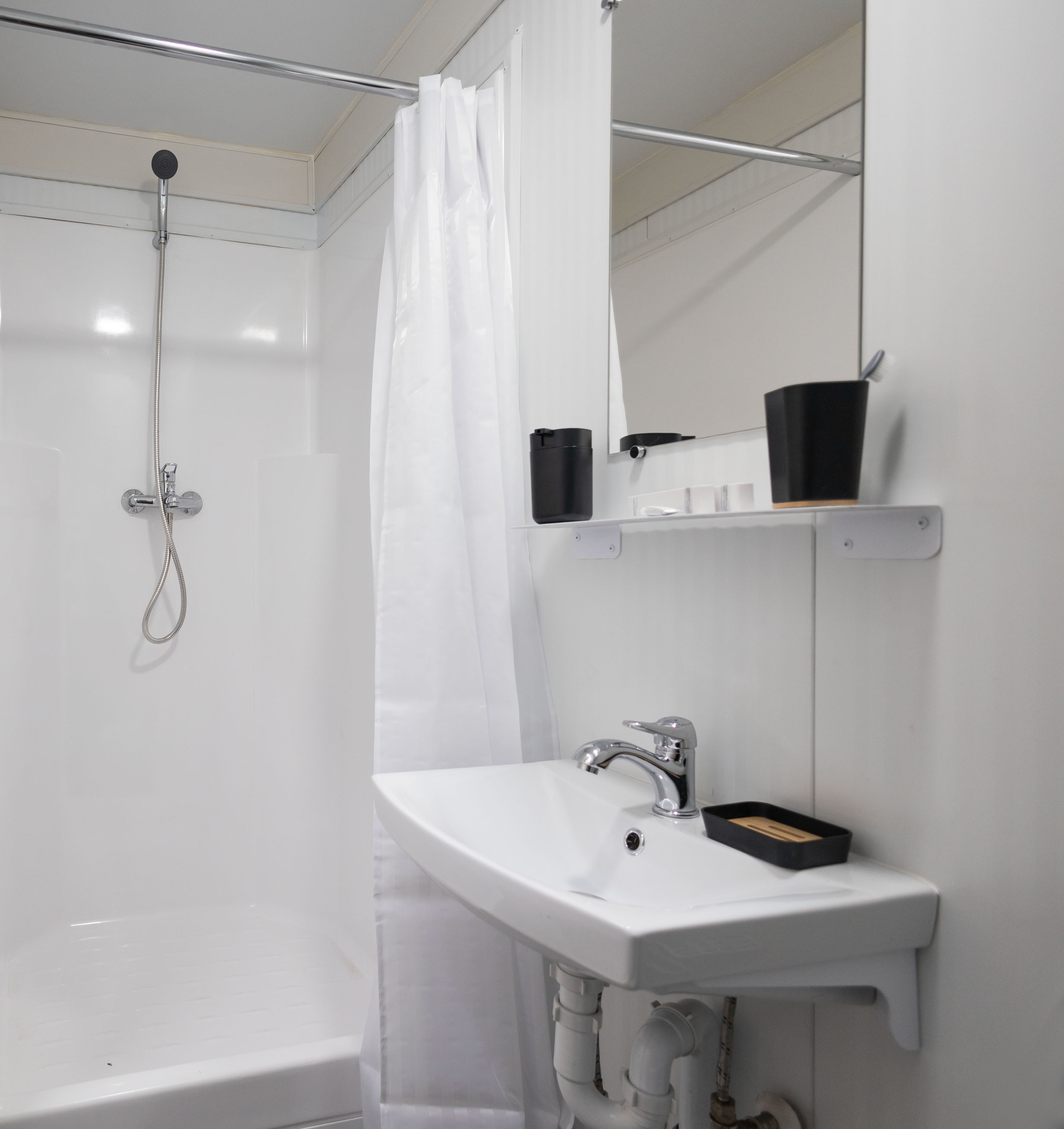 Спальное место на двухъярусной кровати в общем номере для мужчин