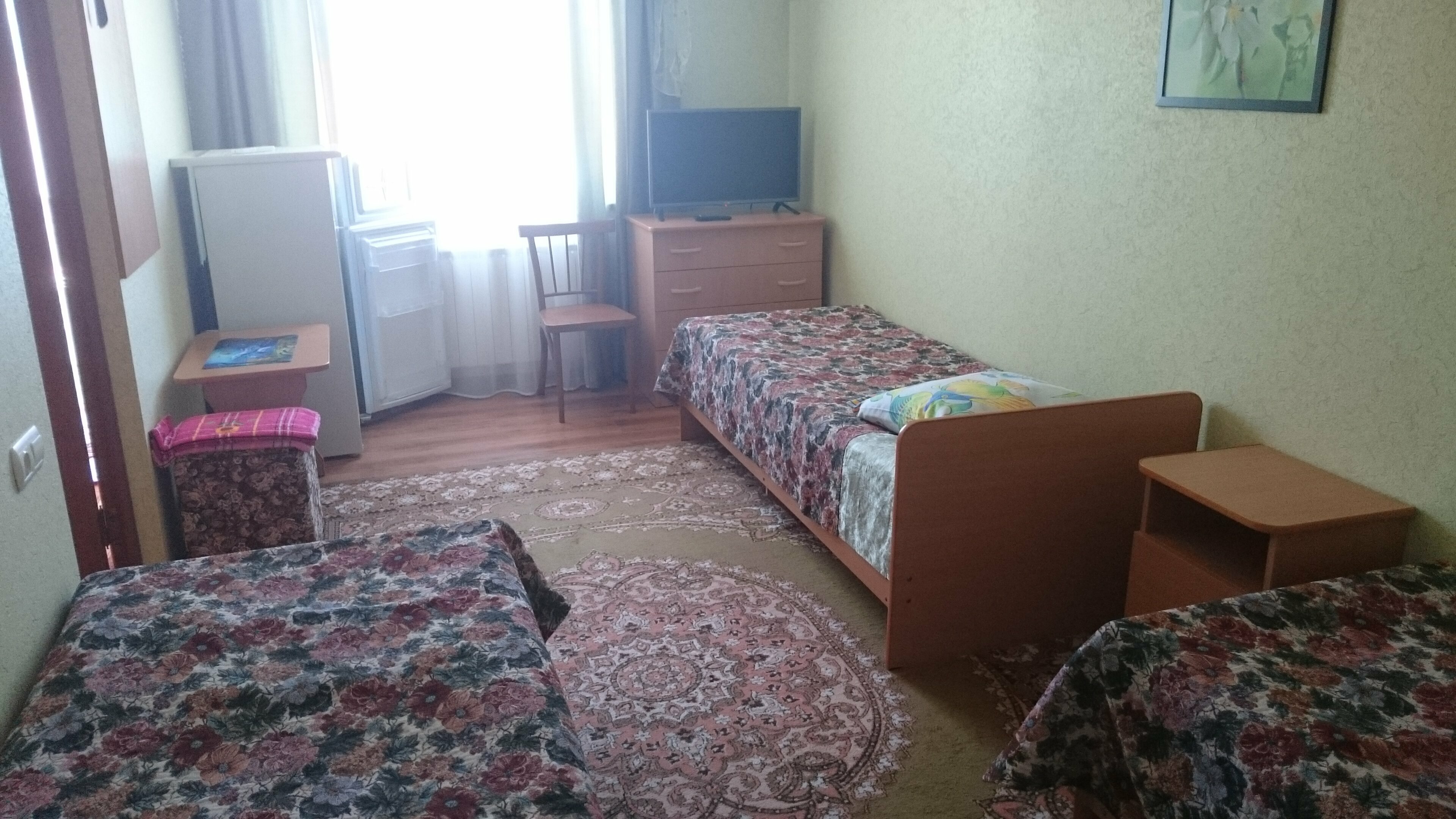 Трехместный номер с общей ванной комнатой