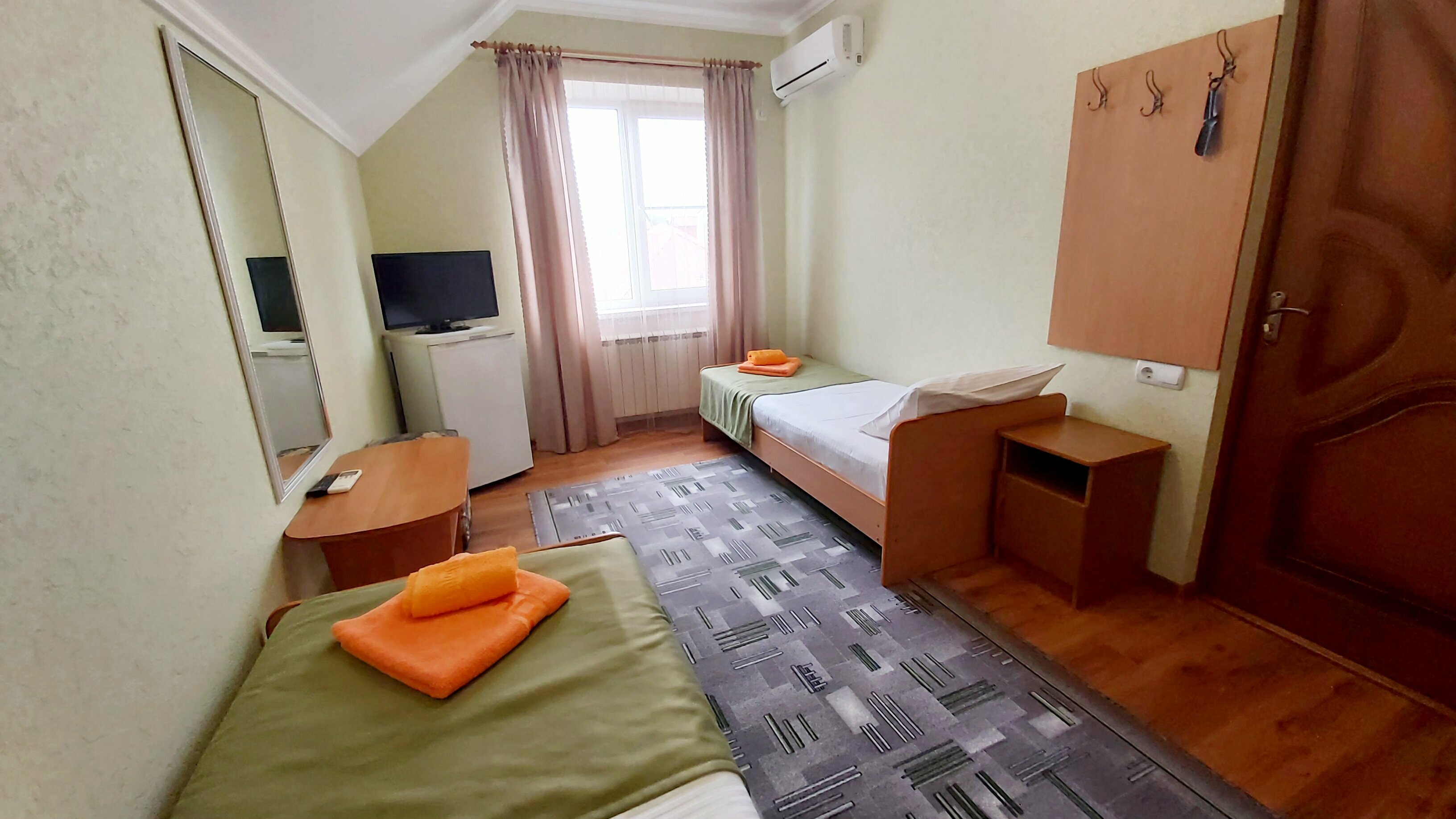 Двухместный номер эконом-класса с 2 отдельными кроватями