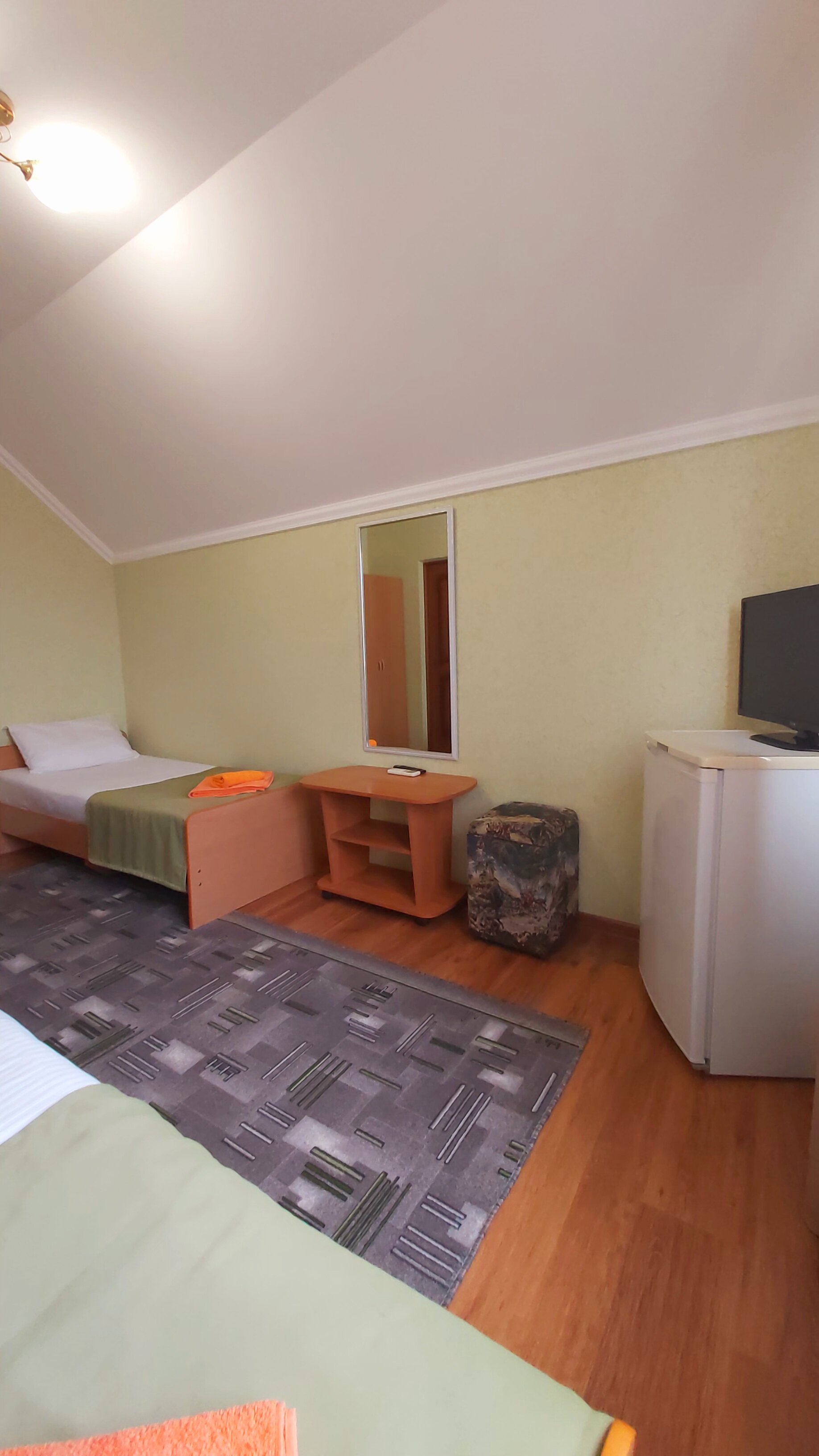 Двухместный номер эконом-класса с 2 отдельными кроватями