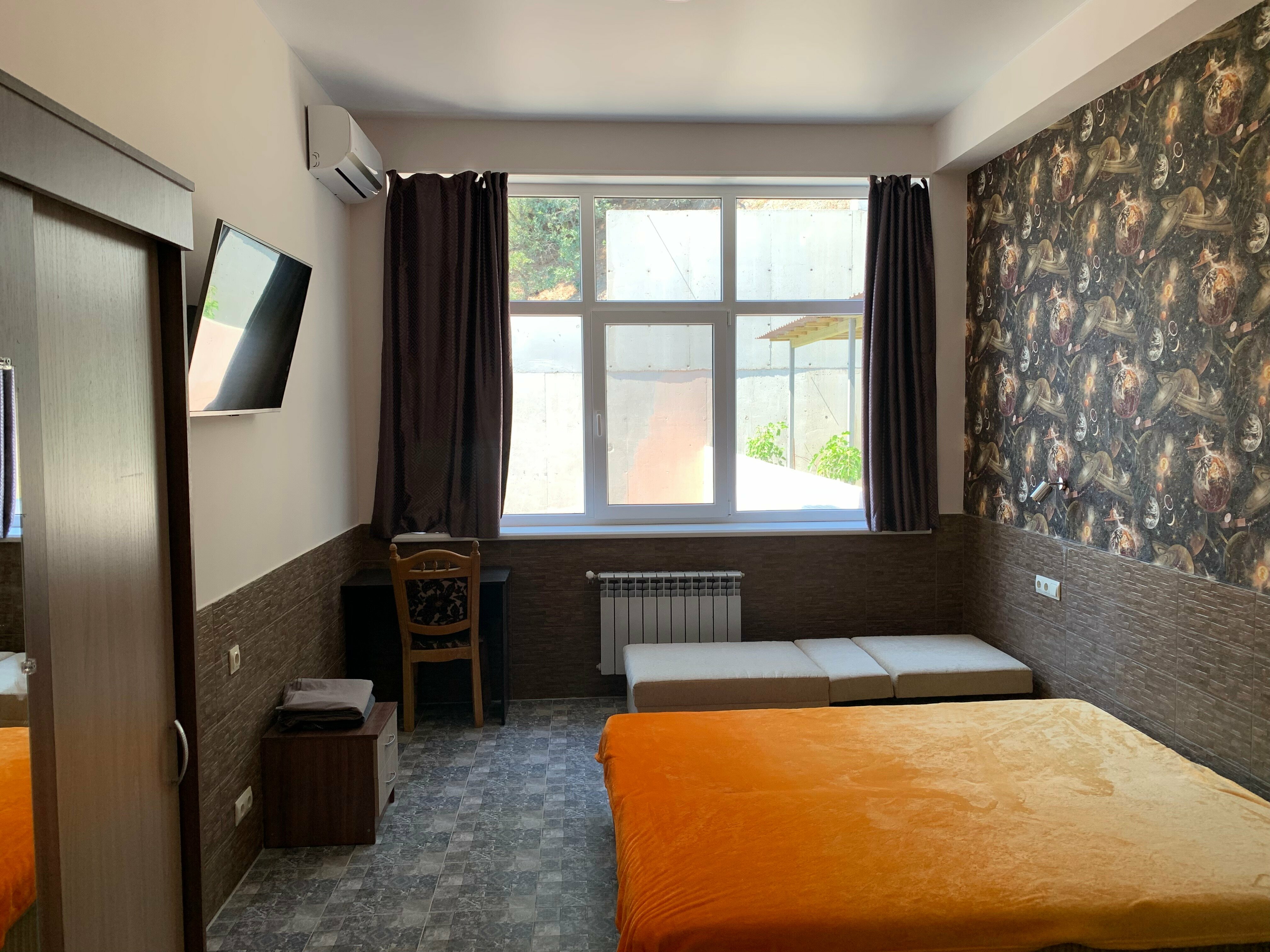 Трехместный номер с основными удобствами