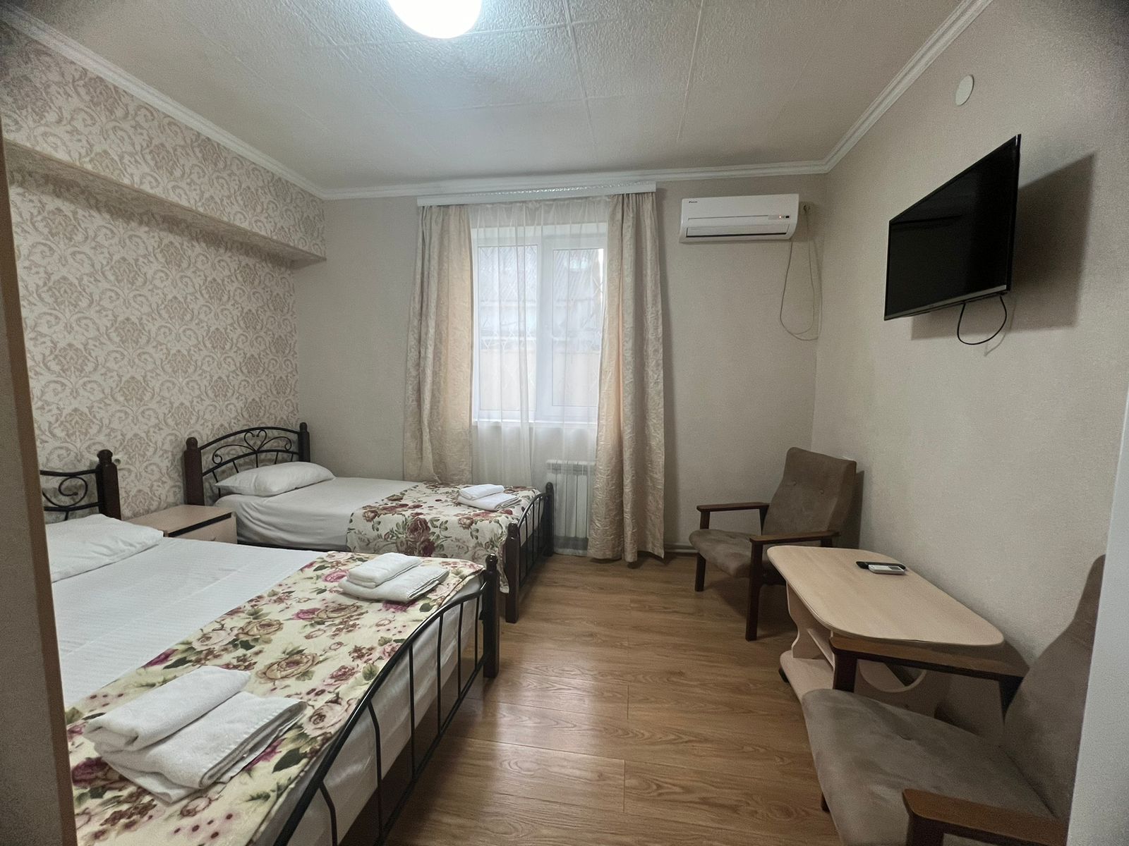 Трехместный номер с собственной ванной комнатой