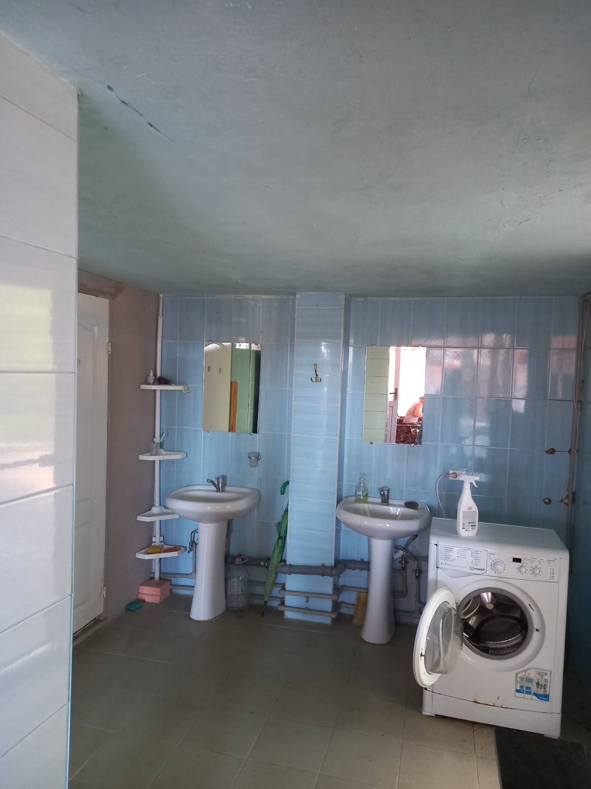 Трехместный номер с основными удобствами и общей ванной комнатой