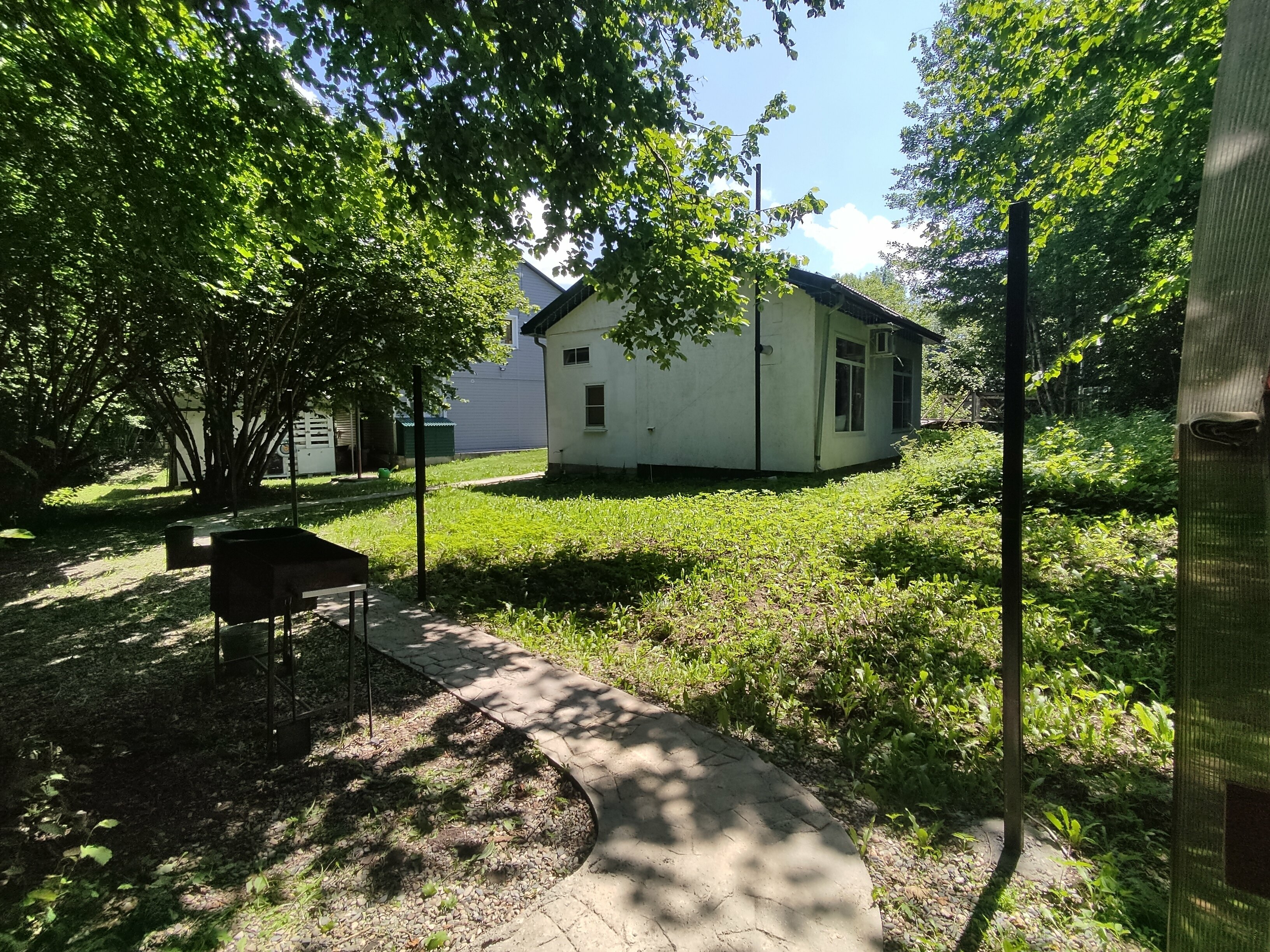 Дом у горной реки