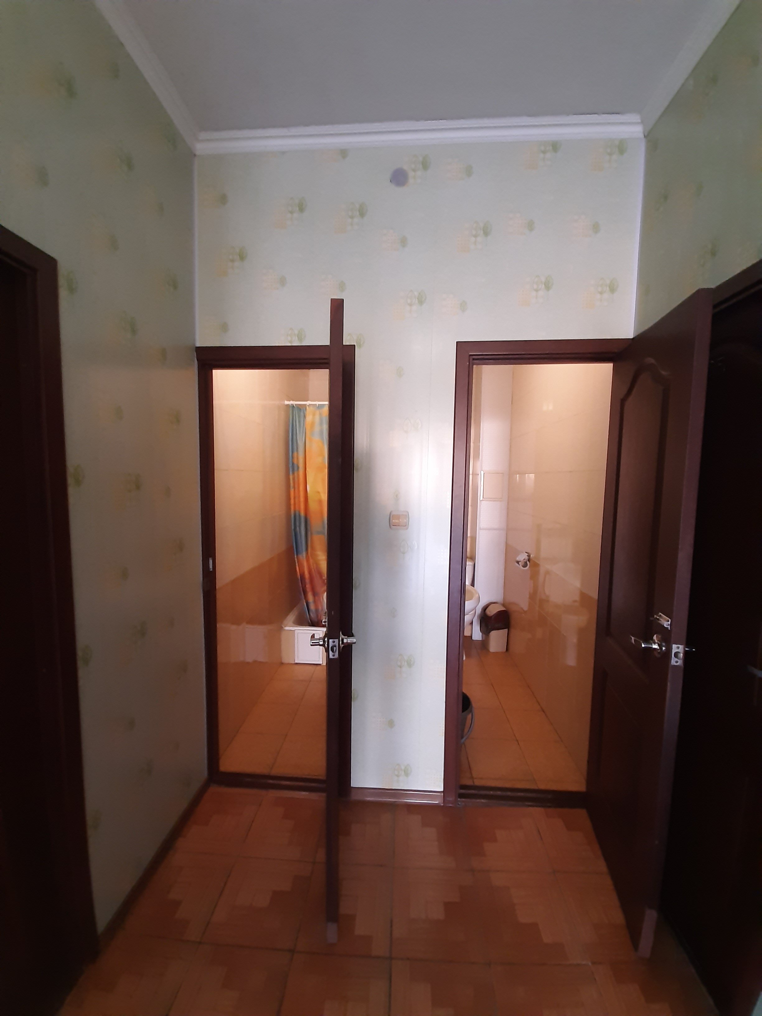 Двухместный номер с 2 отдельными кроватями и общей ванной комнатой