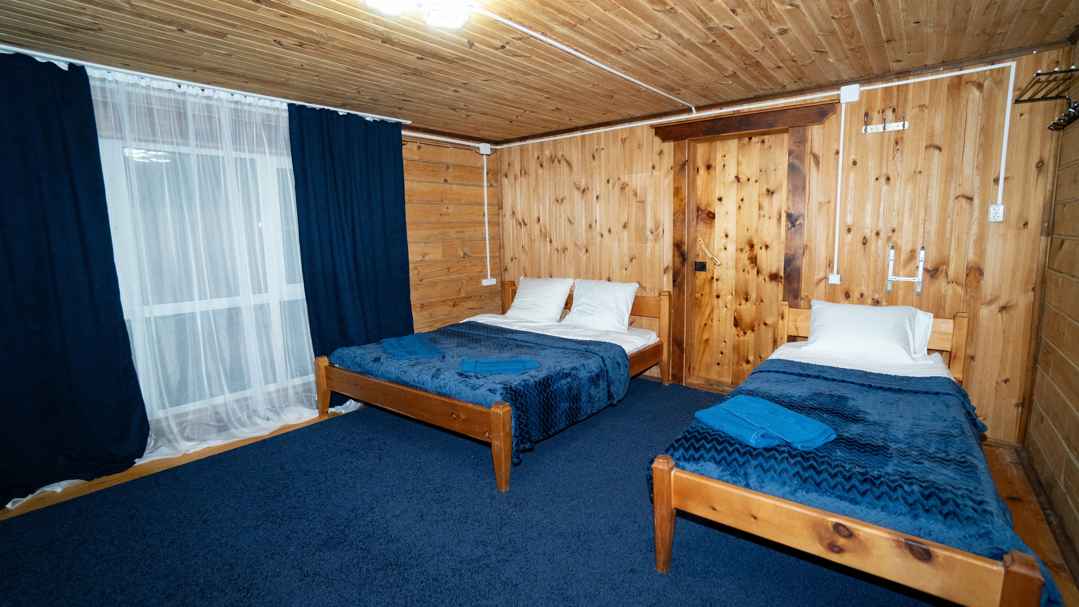 Семейный номер с общей ванной комнатой