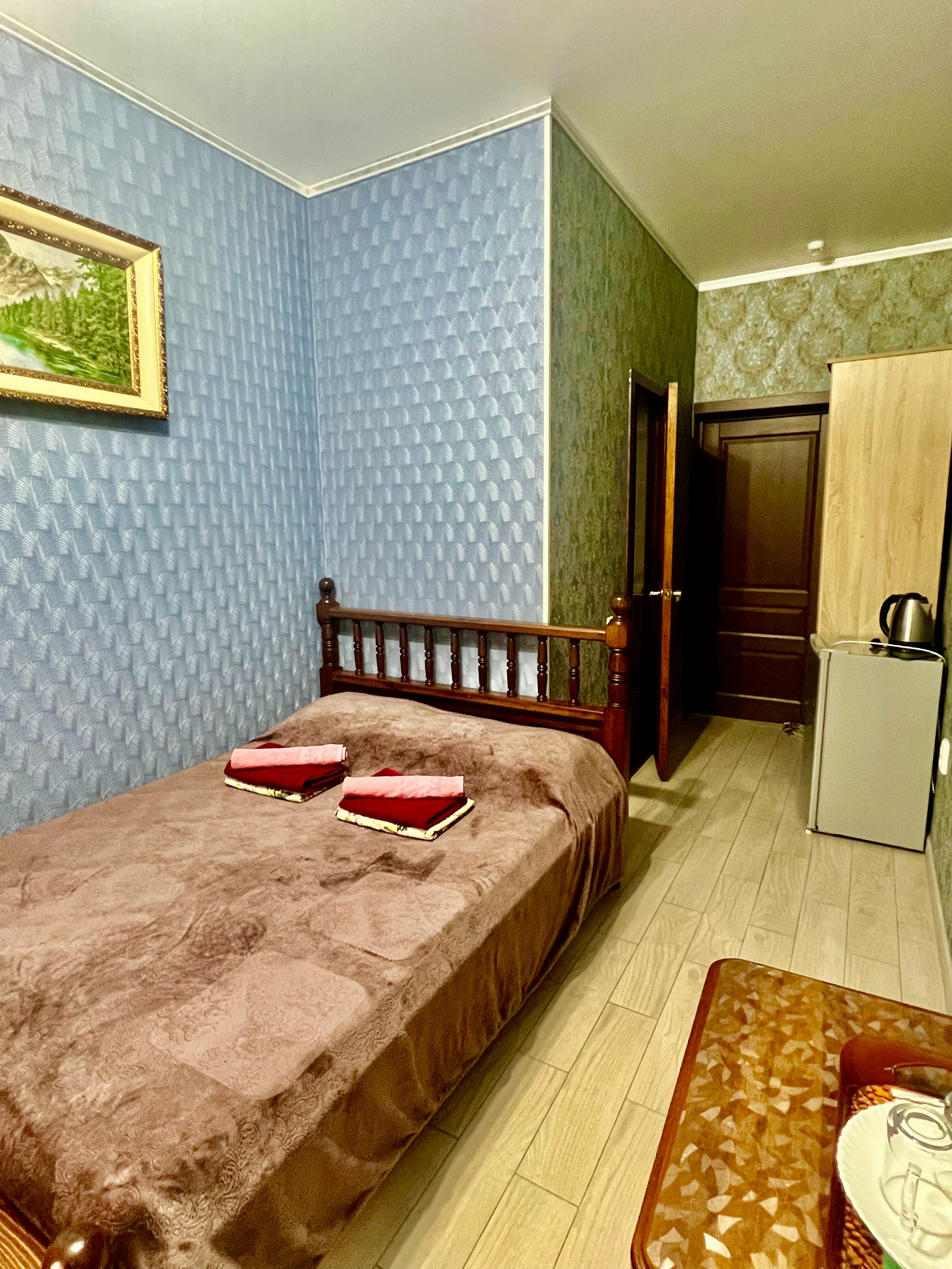 Двухместный номер с двуспальной кроватью и дополнительной кроватью