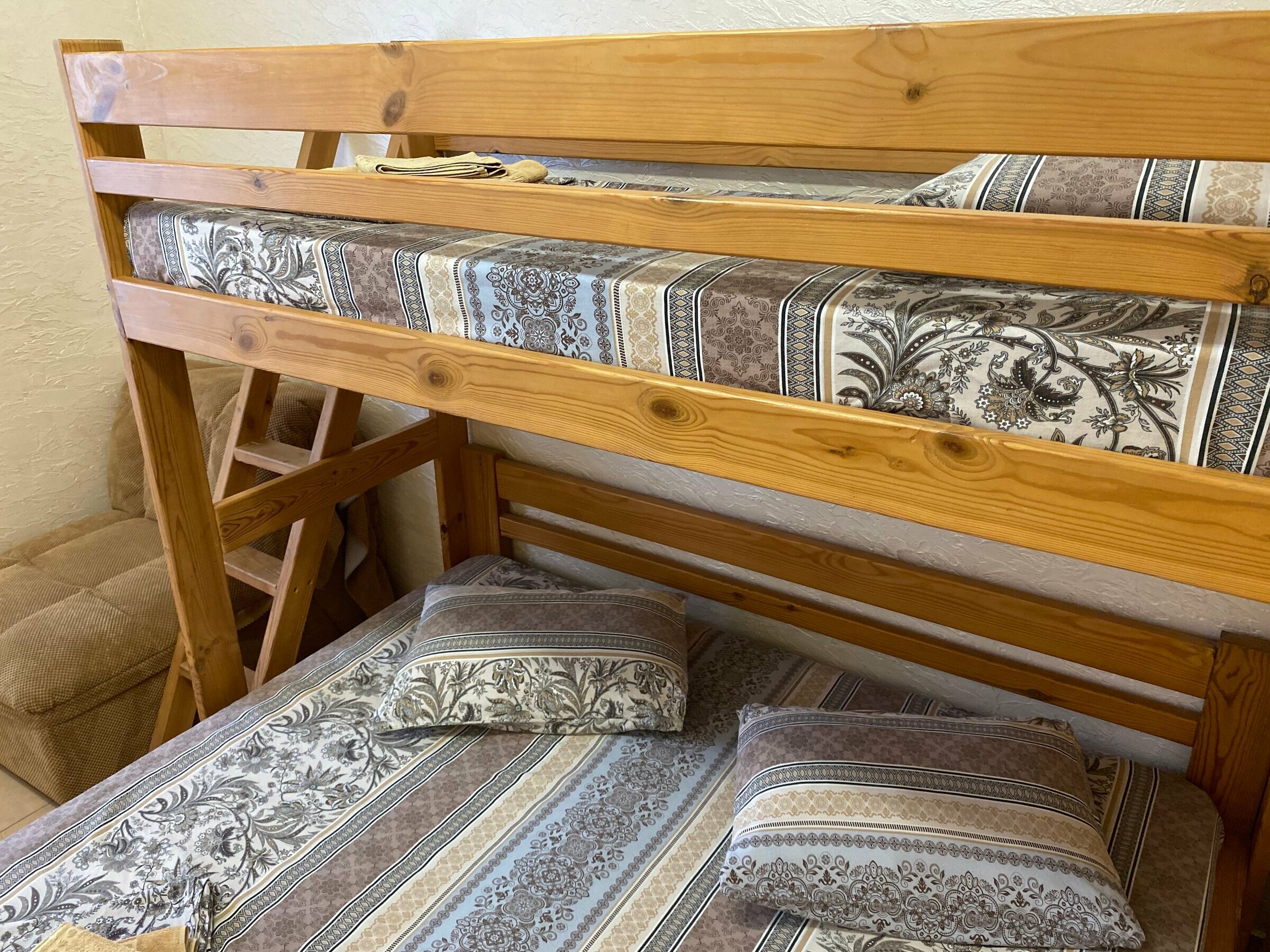 Семейный номер с боковым видом на море