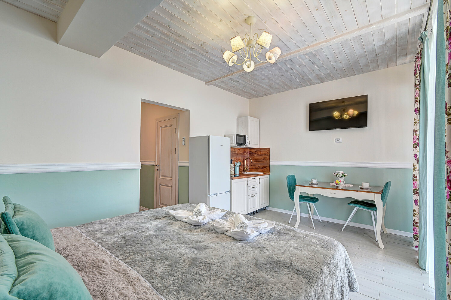 Студия на 2х с прямым видом на море