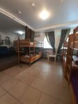 Спальное место на двухъярусной кровати в общем номере для мужчин и женщин в Радуга