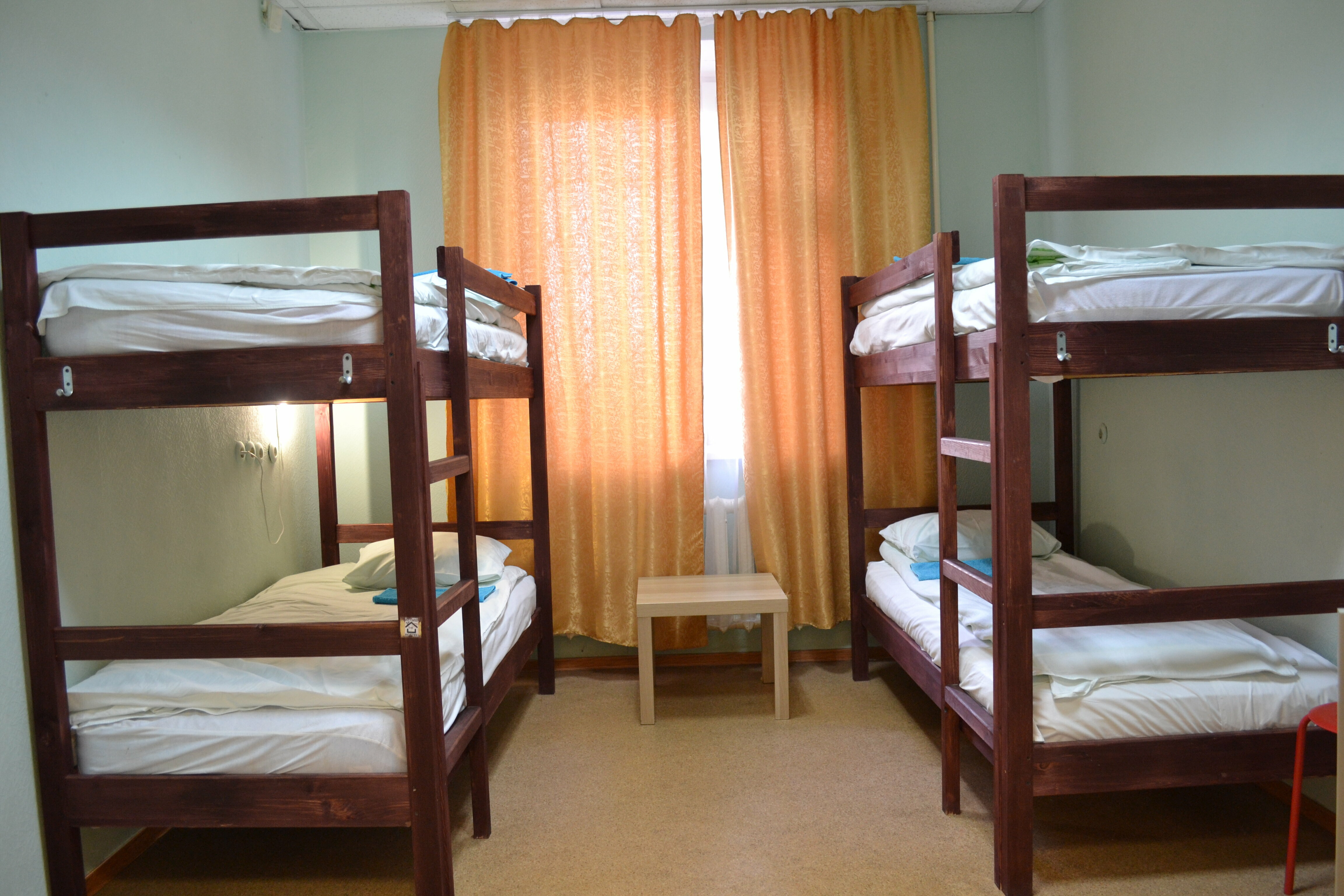 Кровать в общем 4-местном номере для мужчин и женщин