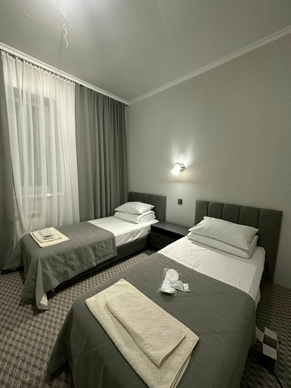 Двухместный номер с 2 отдельными кроватями и общей ванной комнатой