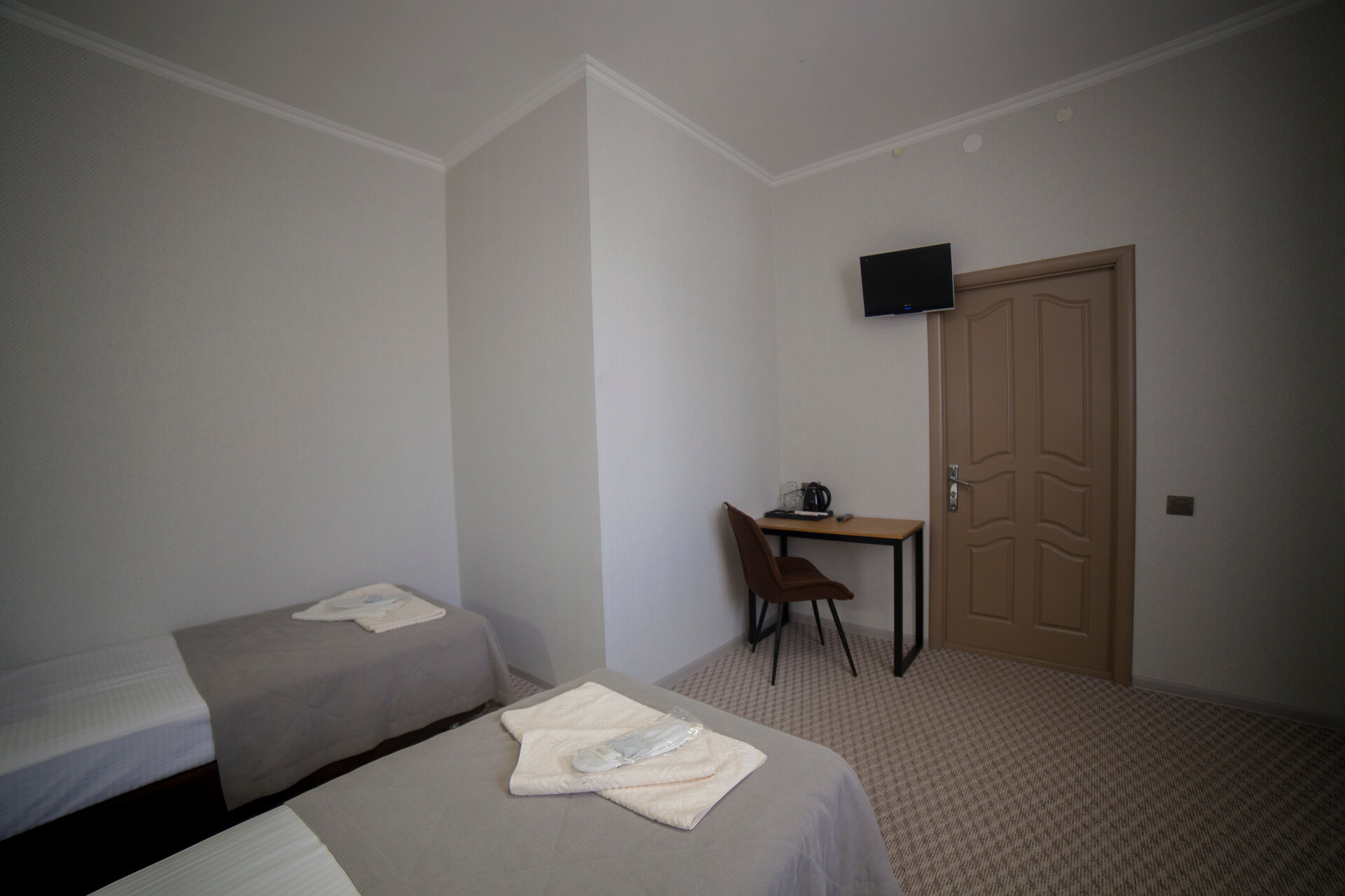 Трехместный номер с общей ванной комнатой