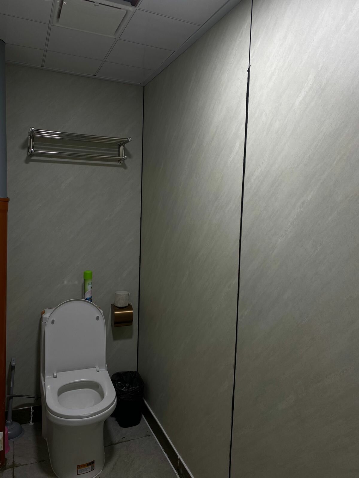 Односпальная кровать в общем номере для мужчин и женщин