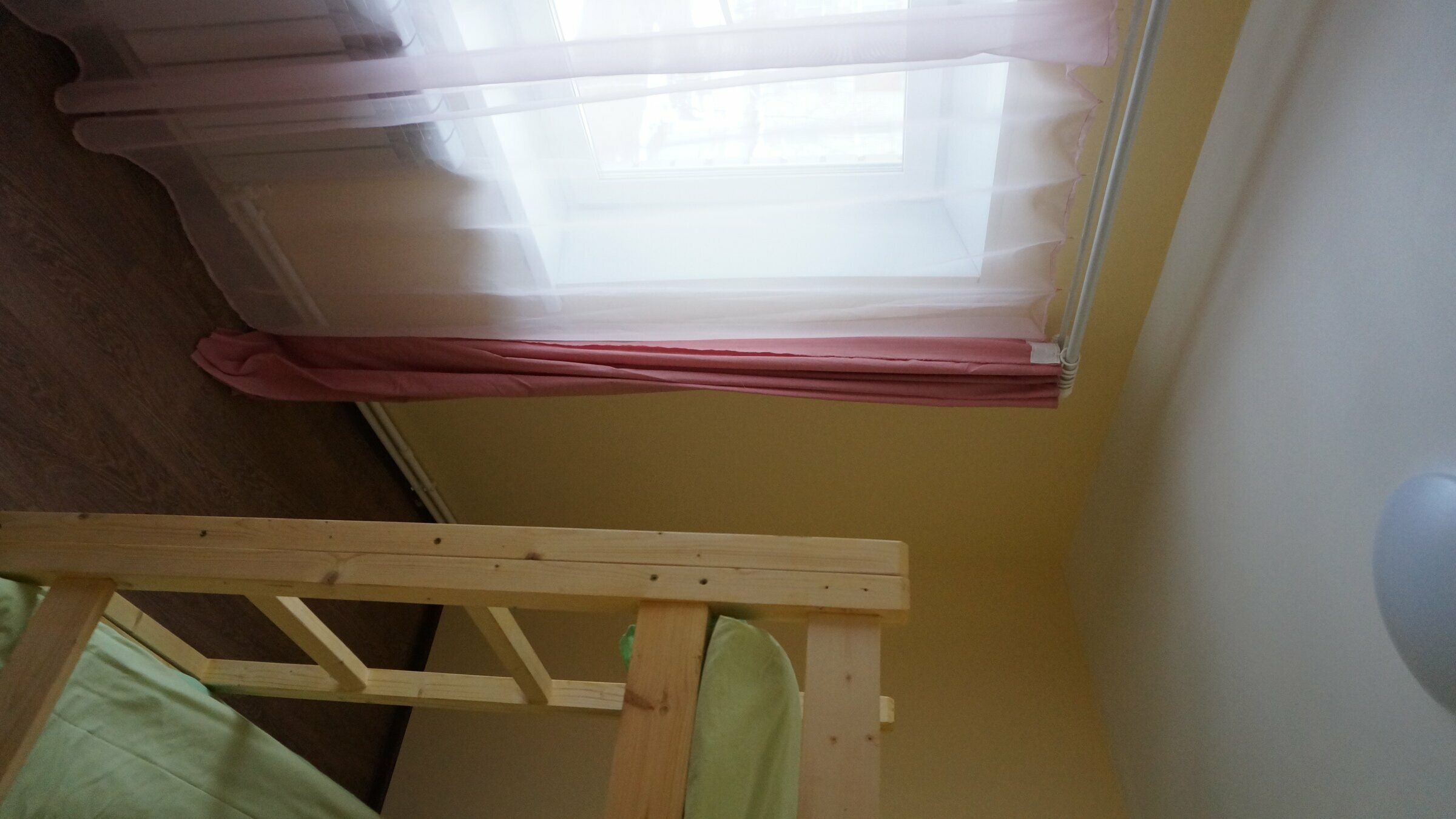 Спальное место на двухъярусной кровати в общем номере для мужчин и женщин