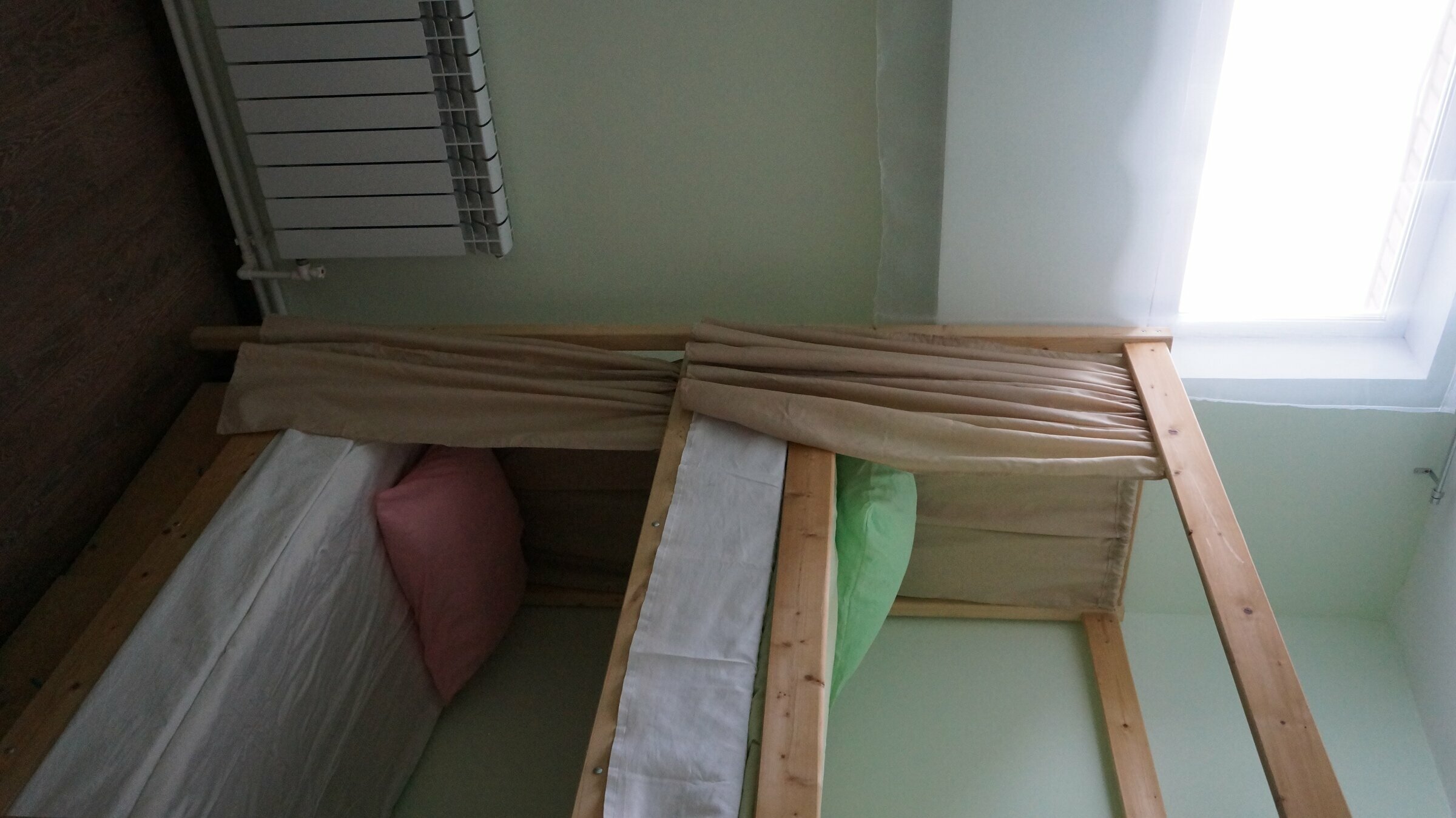 Спальное место на двухъярусной кровати в общем номере для мужчин и женщин