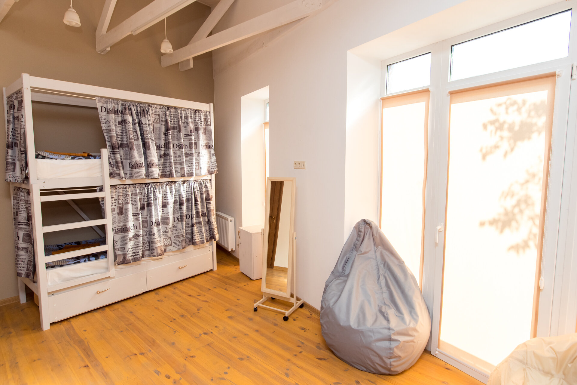 Кровать в общем 6-местном номере для мужчин и женщин