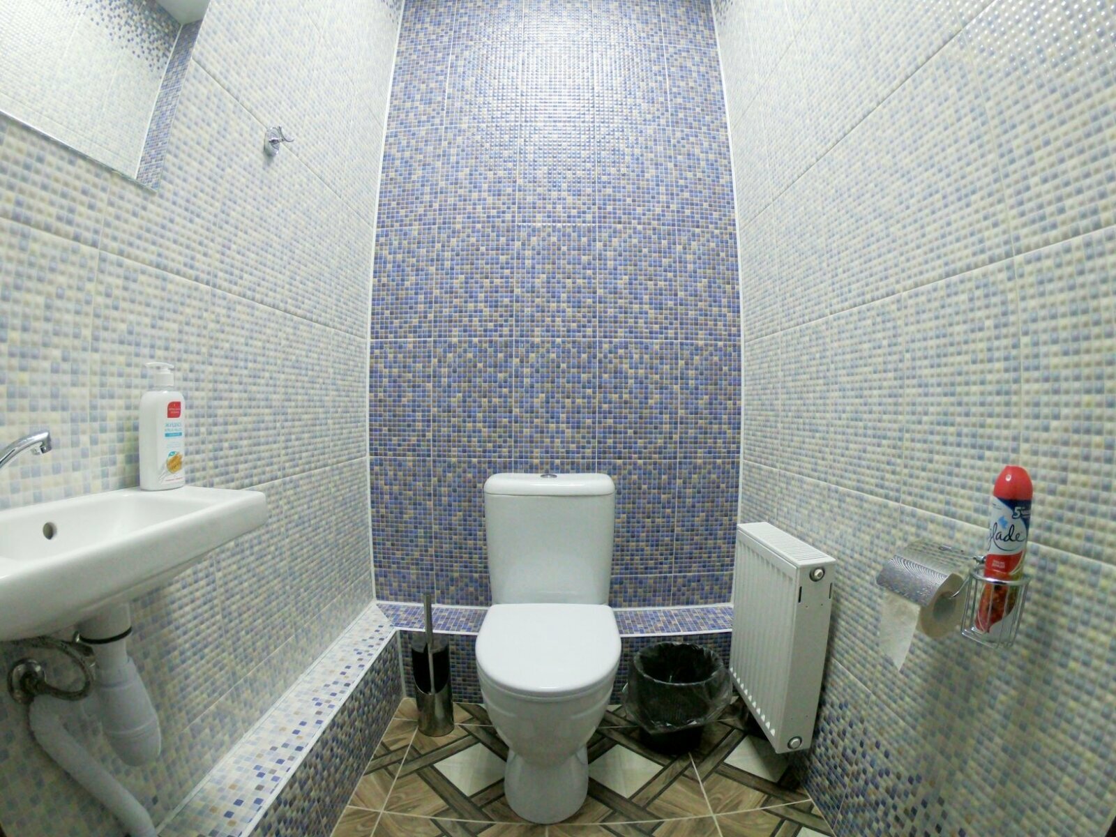 Трехместный номер с собственной ванной комнатой вне номера