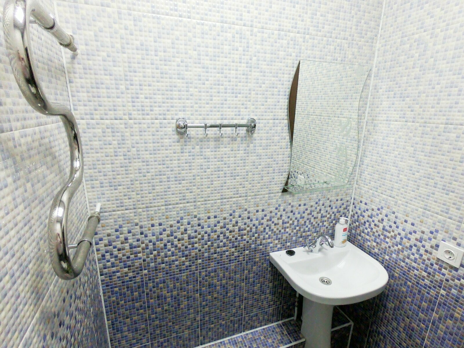 Трехместный номер с собственной ванной комнатой вне номера