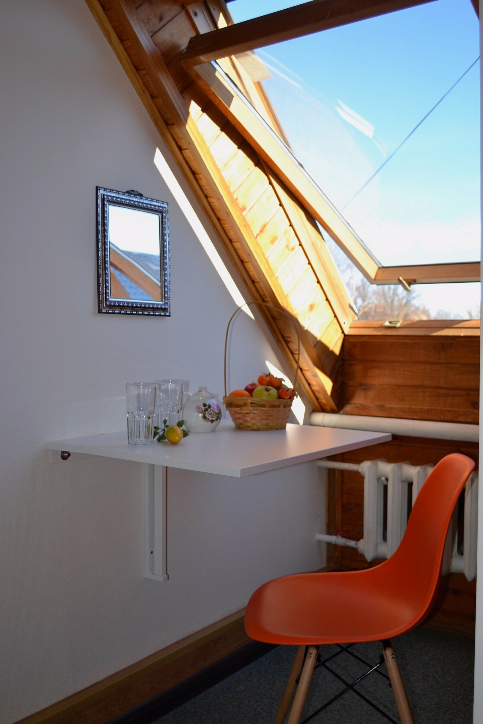 Стандартный двухместный номер с 2 отдельными кроватями и общей ванной комнатой