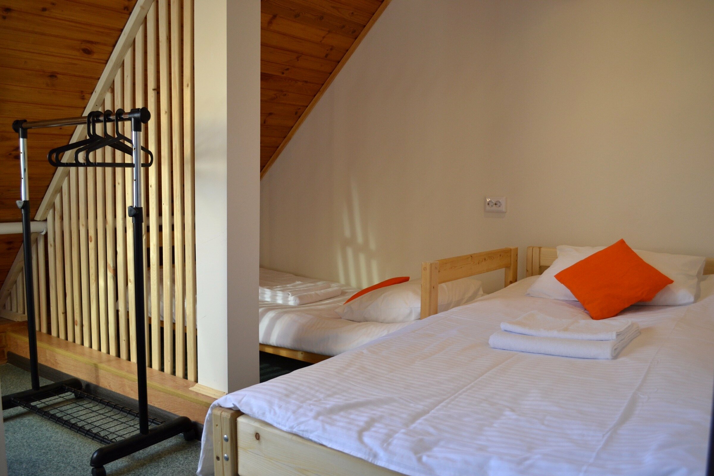 Стандартный двухместный номер с 2 отдельными кроватями и общей ванной комнатой