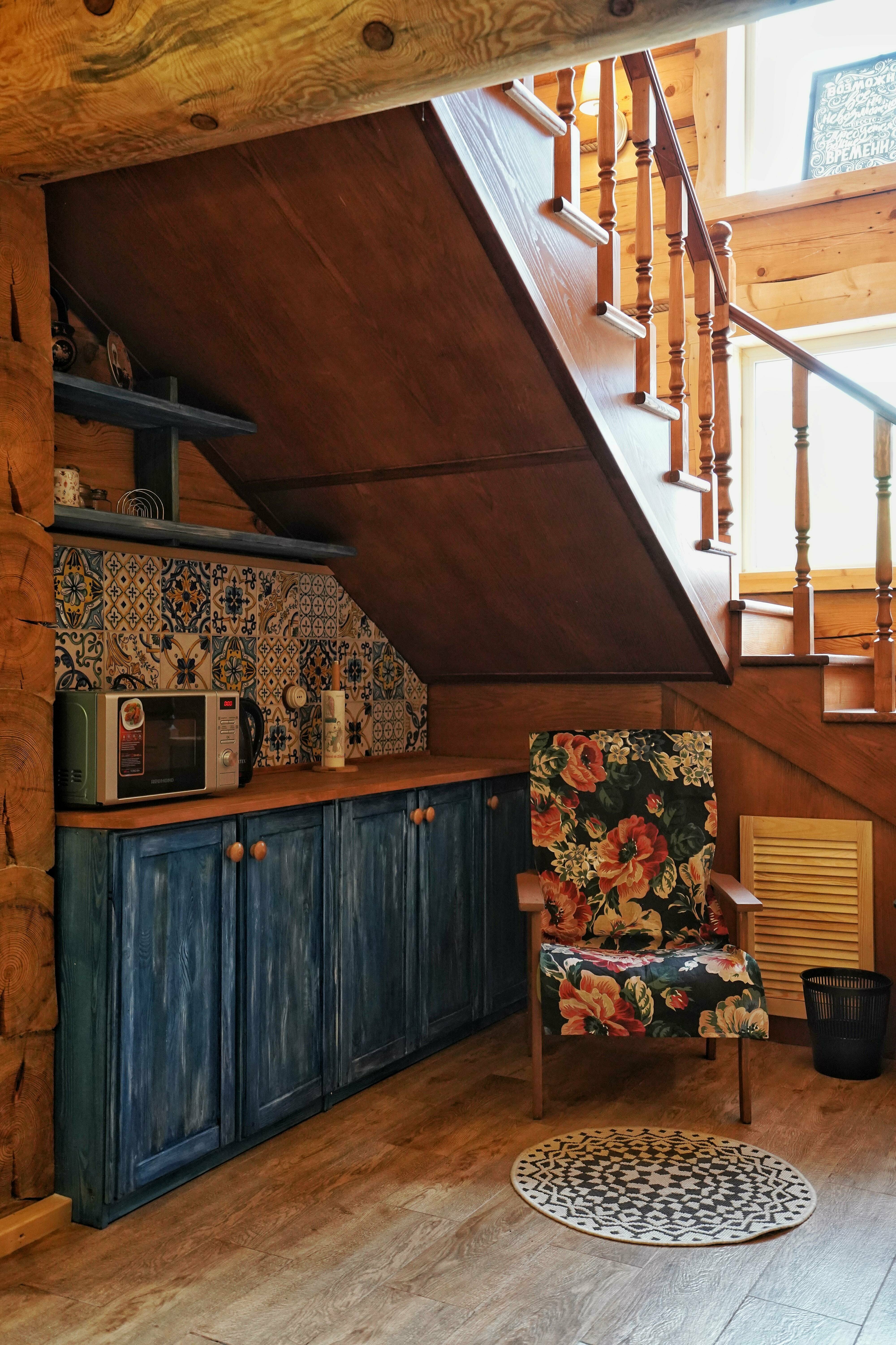 Двухэтажный терем "ЦВЕТЫ" в окружении леса