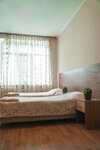 Двухместный номер с 2 отдельными кроватями и общей ванной комнатой в Изумруд