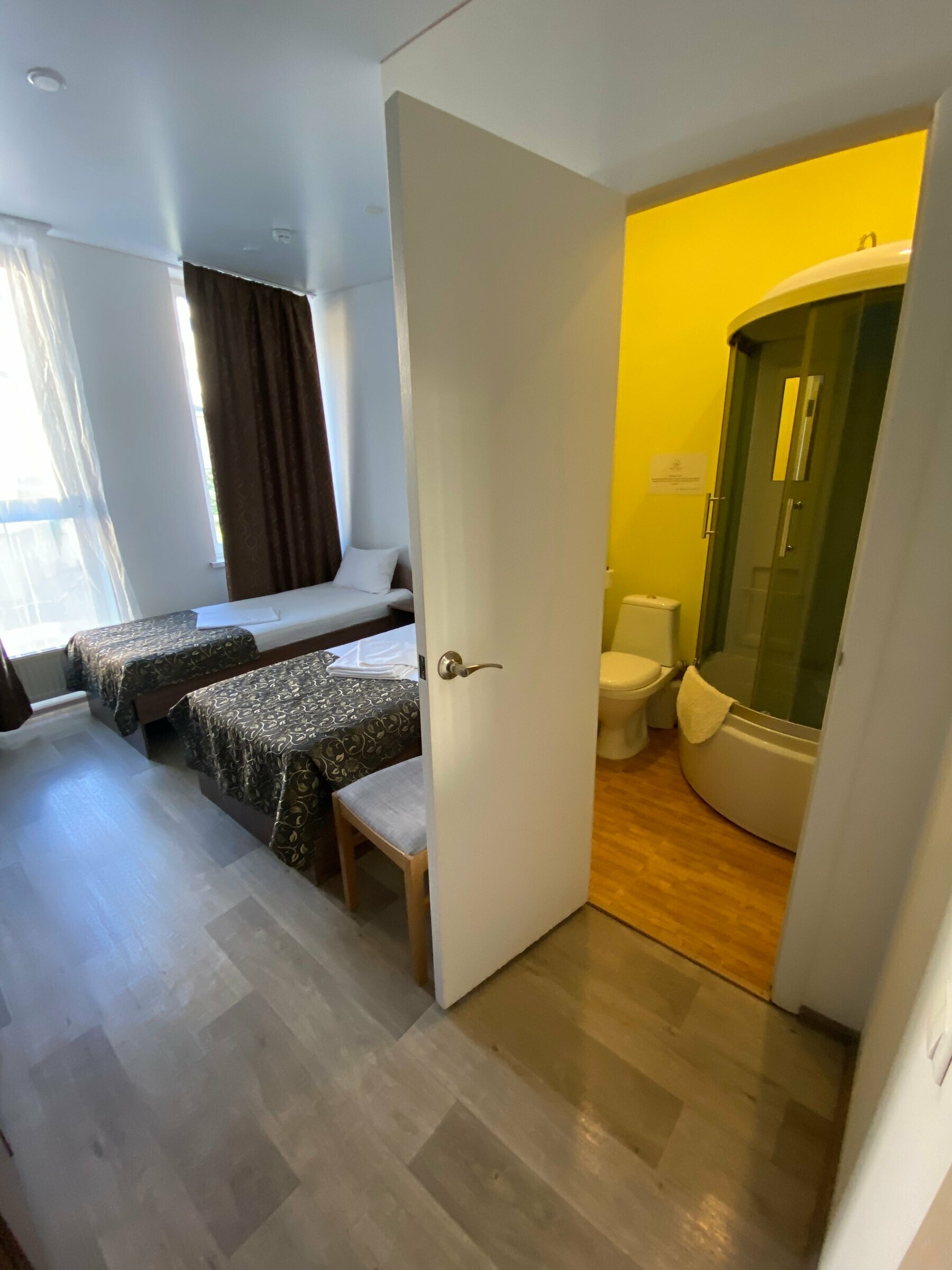 Двухместный номер с 2 отдельными кроватями и окном