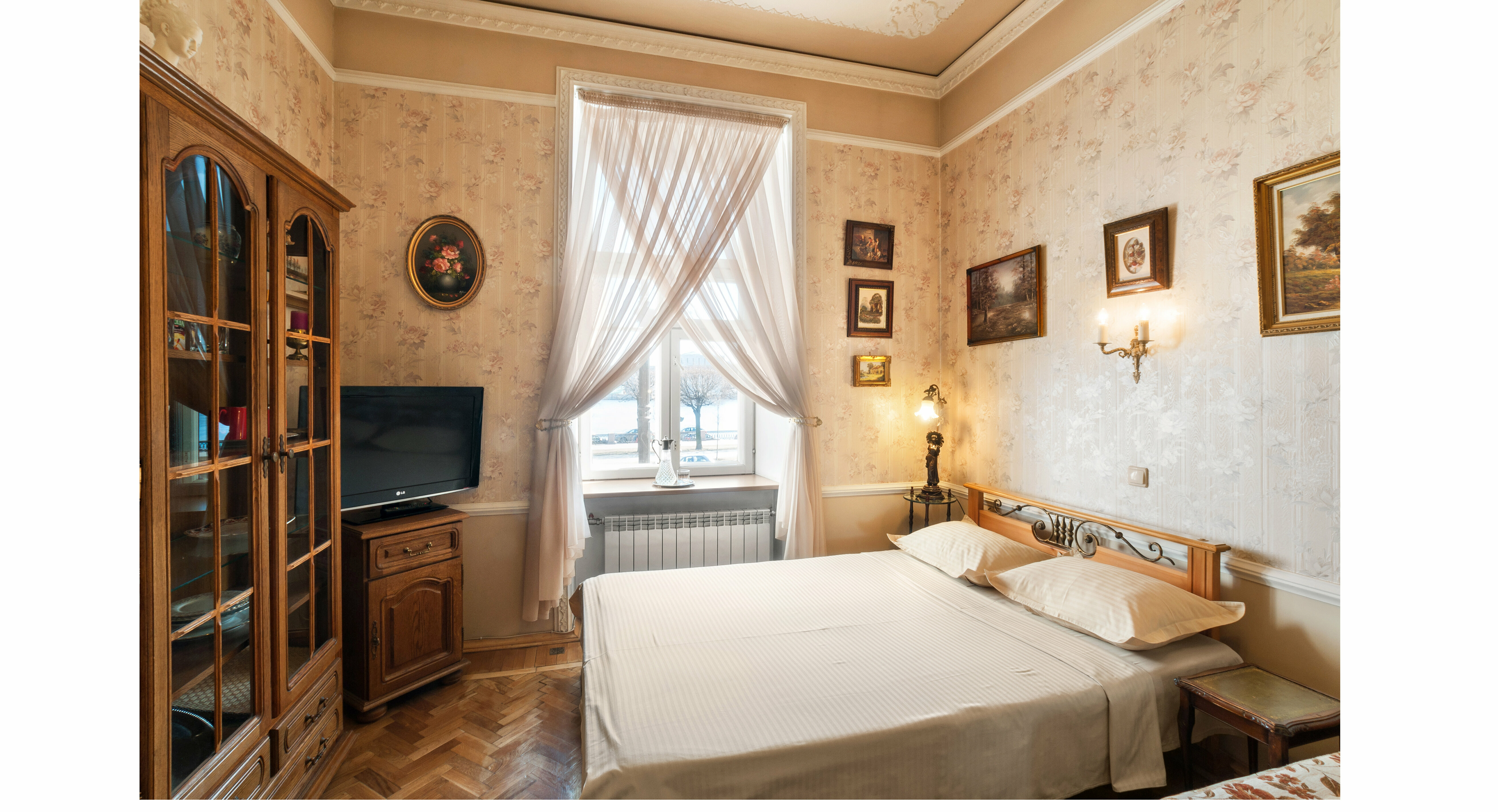 Двухместные апартаменты "Окно в Петербург" (душ и санузел общий на две комнаты)