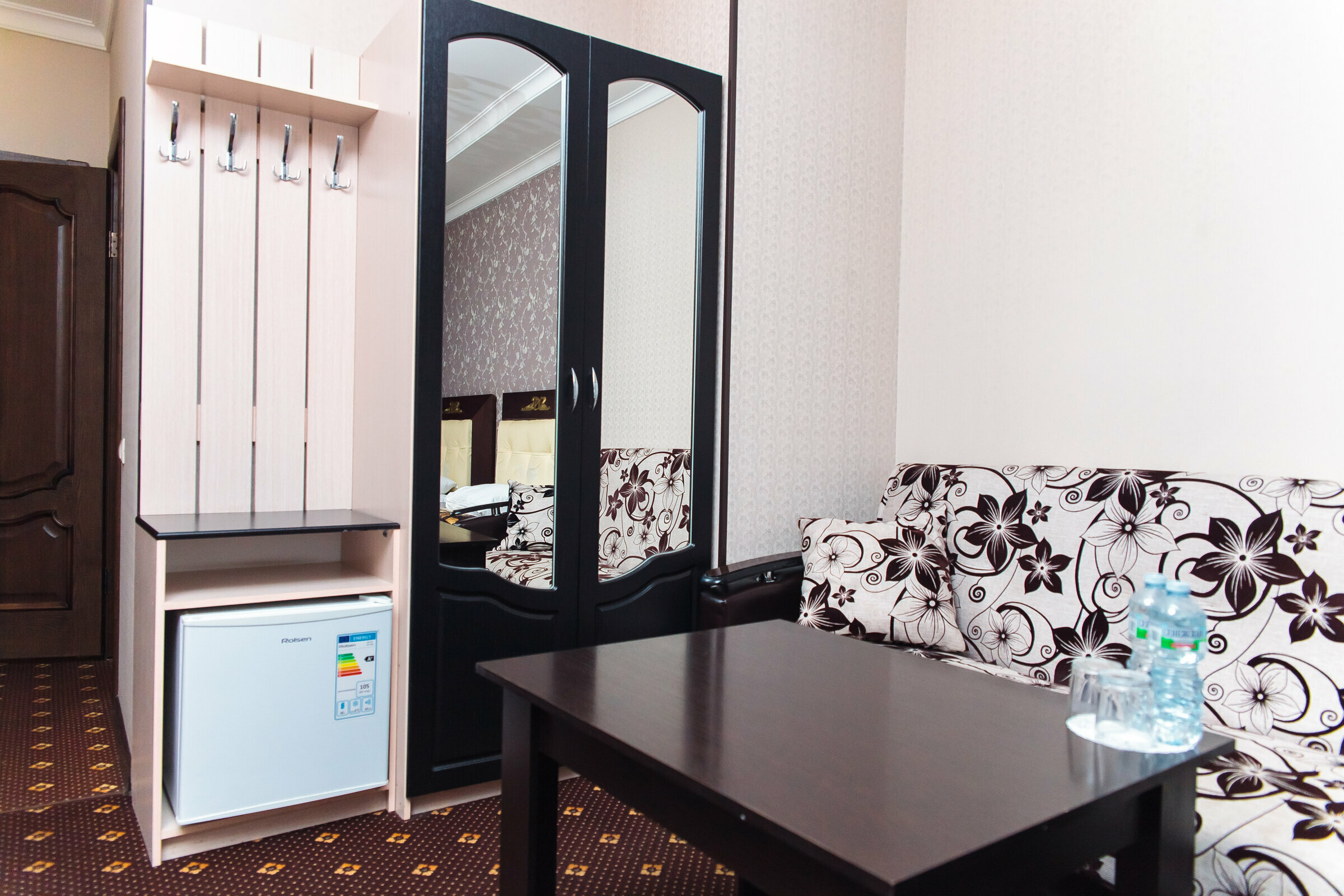 Стандартный номер с 2 односпальными кроватями и диваном