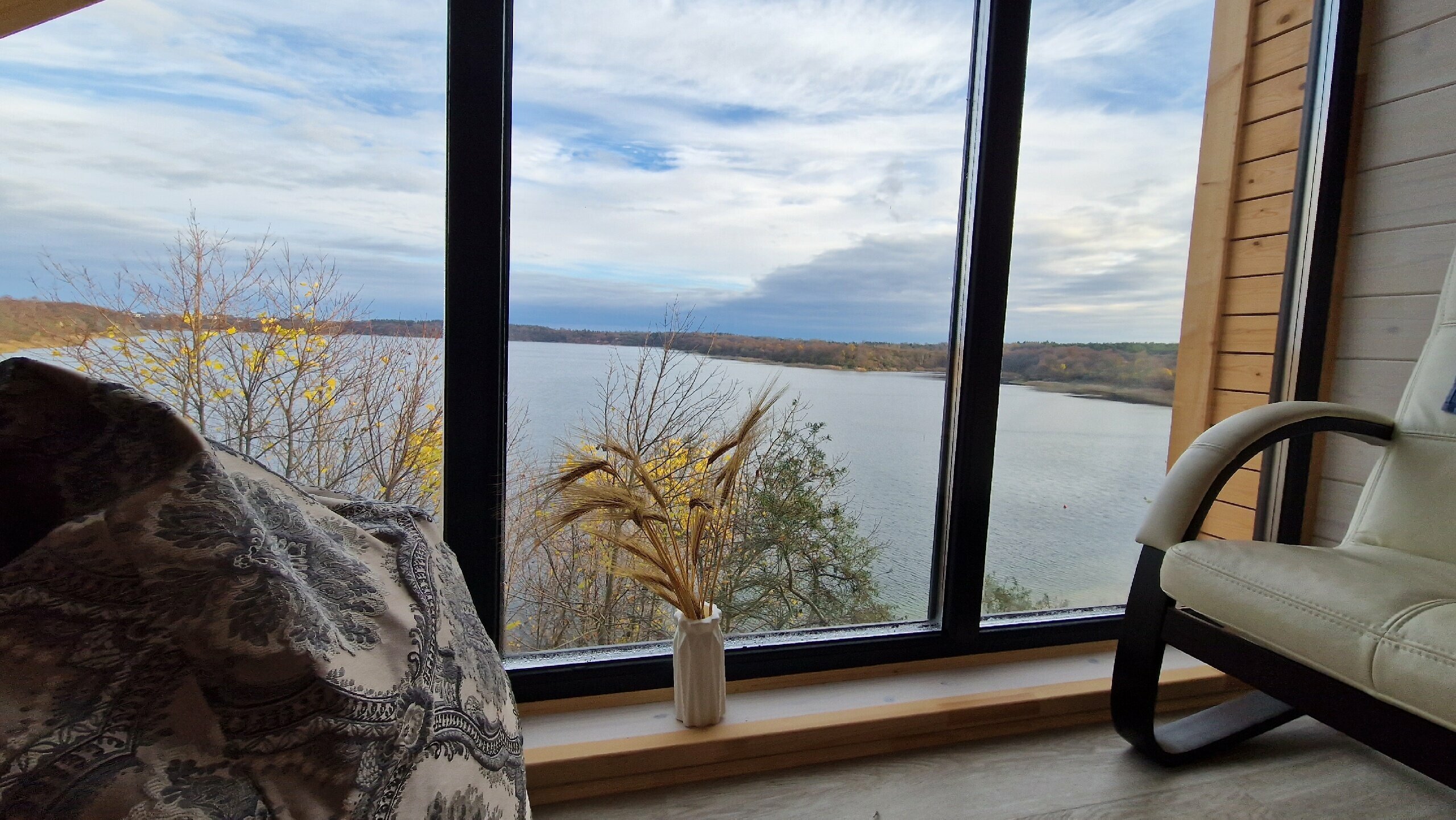 Коттедж "Маврикий" с сауной и видом на озеро