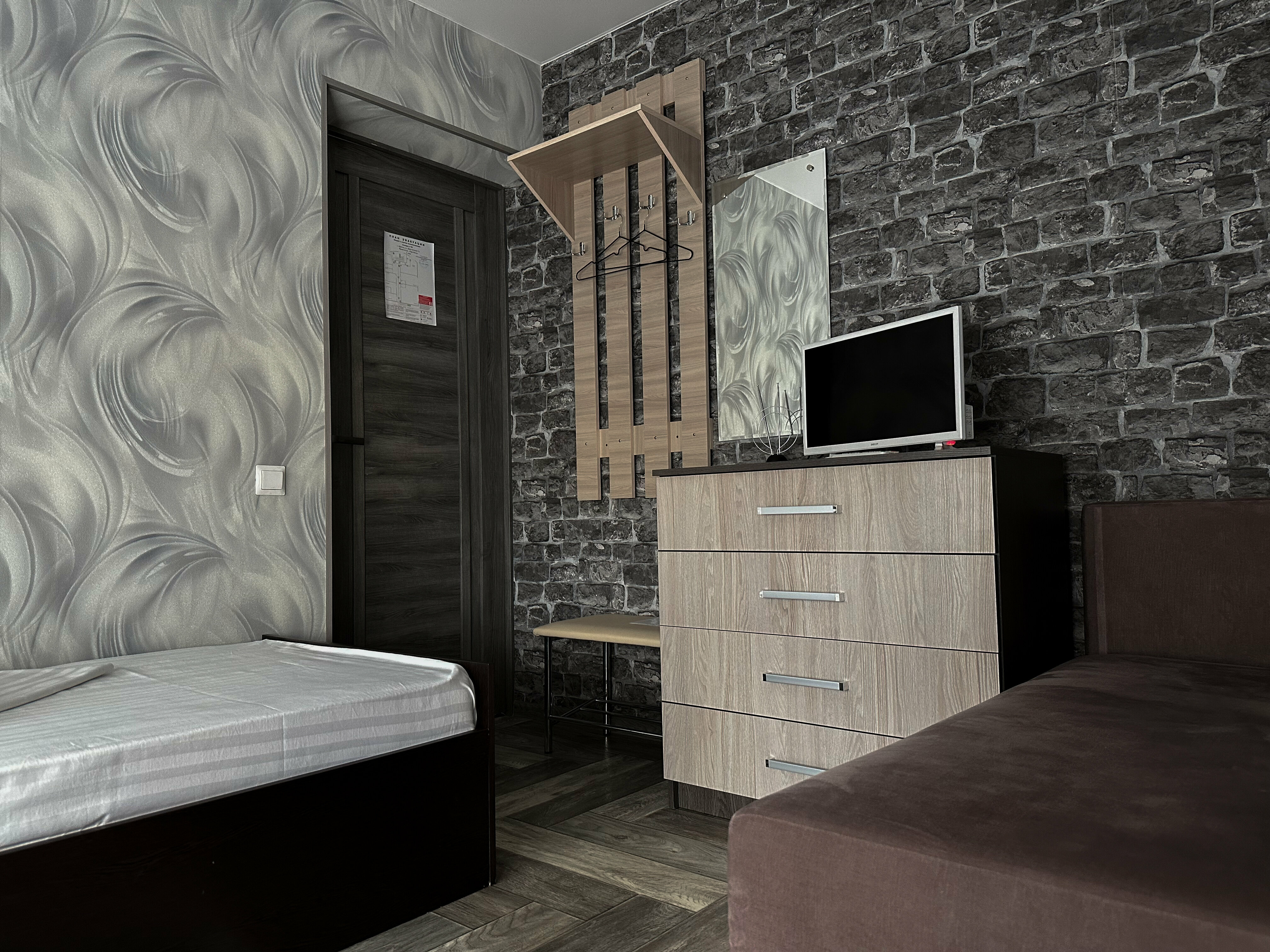 Стандартный двухместный номер с 2 отдельными кроватями и общей ванной комнатой