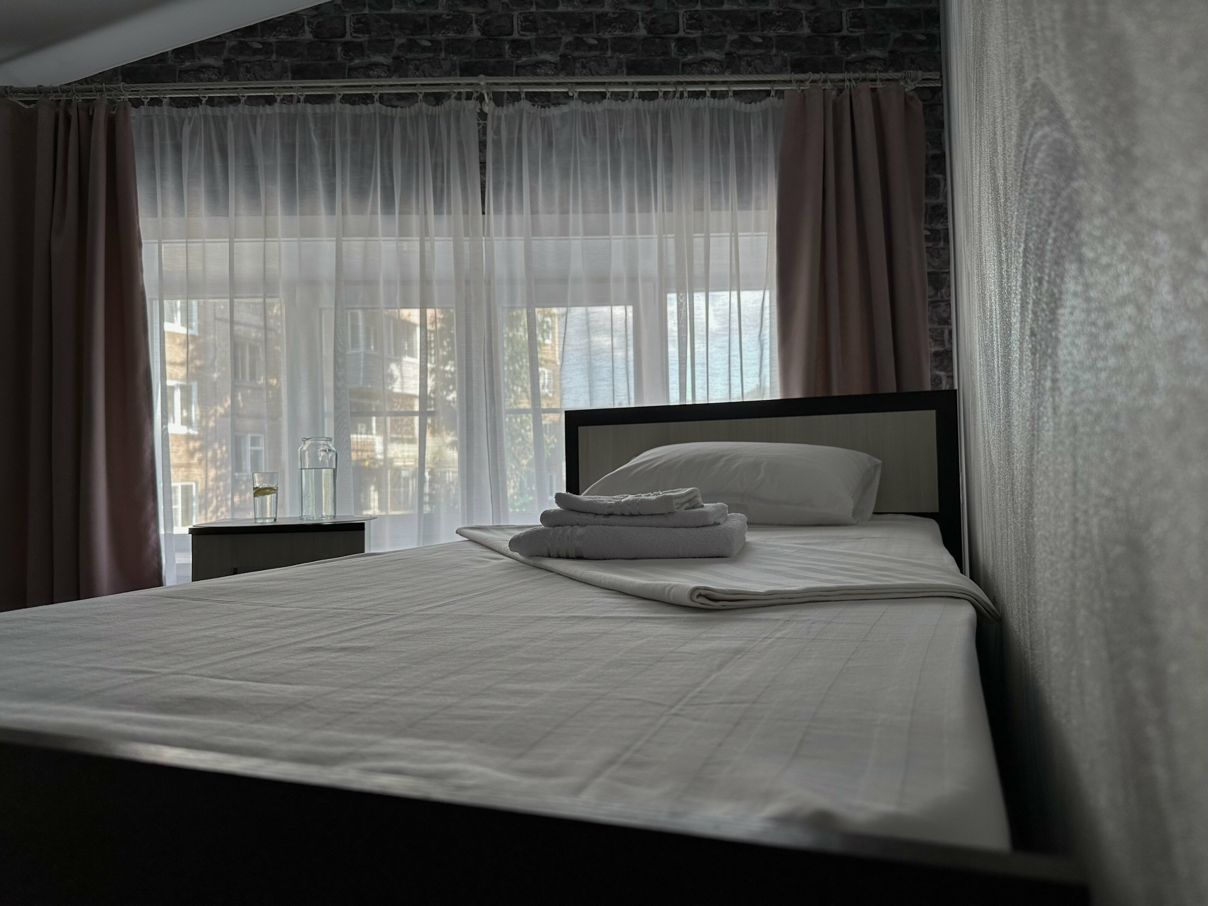 Стандартный двухместный номер с 2 отдельными кроватями и общей ванной комнатой