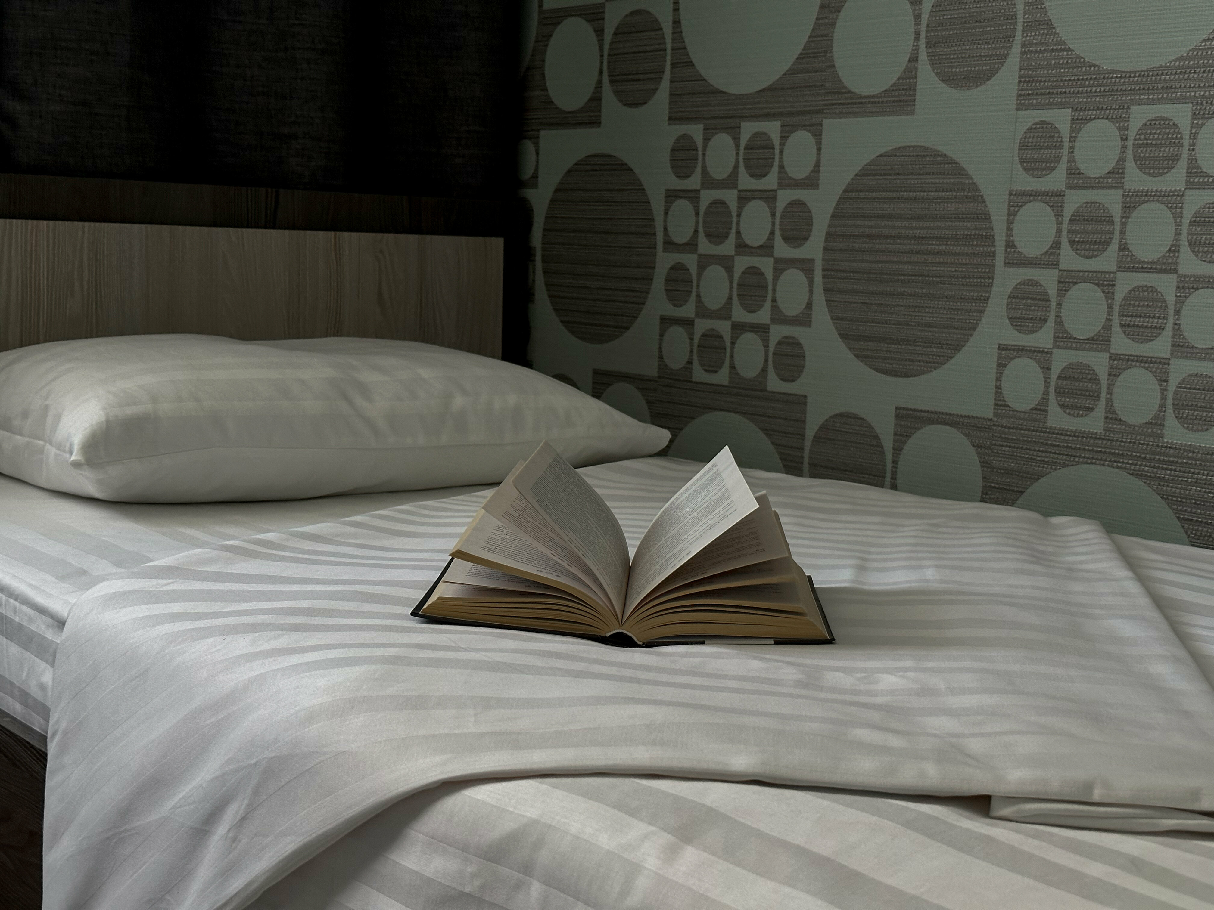 Стандартный двухместный номер с 2 отдельными кроватями и общей ванной комнатой